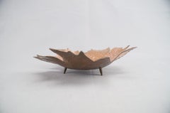 Cuenco único de cobre batido a mano con la hoja de arce canadiense, años 50