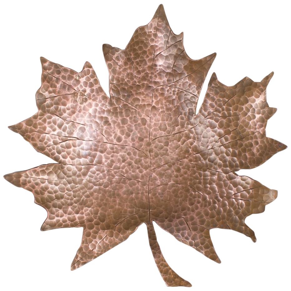 Bol unique en cuivre battu à la main en forme de feuille d'érable canadienne, années 1950