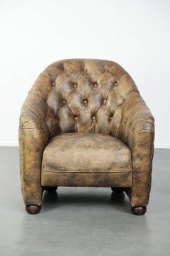 Exclusivo sillón Chesterfield club de cuero de vaca con hermosa combinación de colores