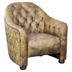 Exclusivo sillón Chesterfield club de cuero de vaca con hermosa combinación de colores