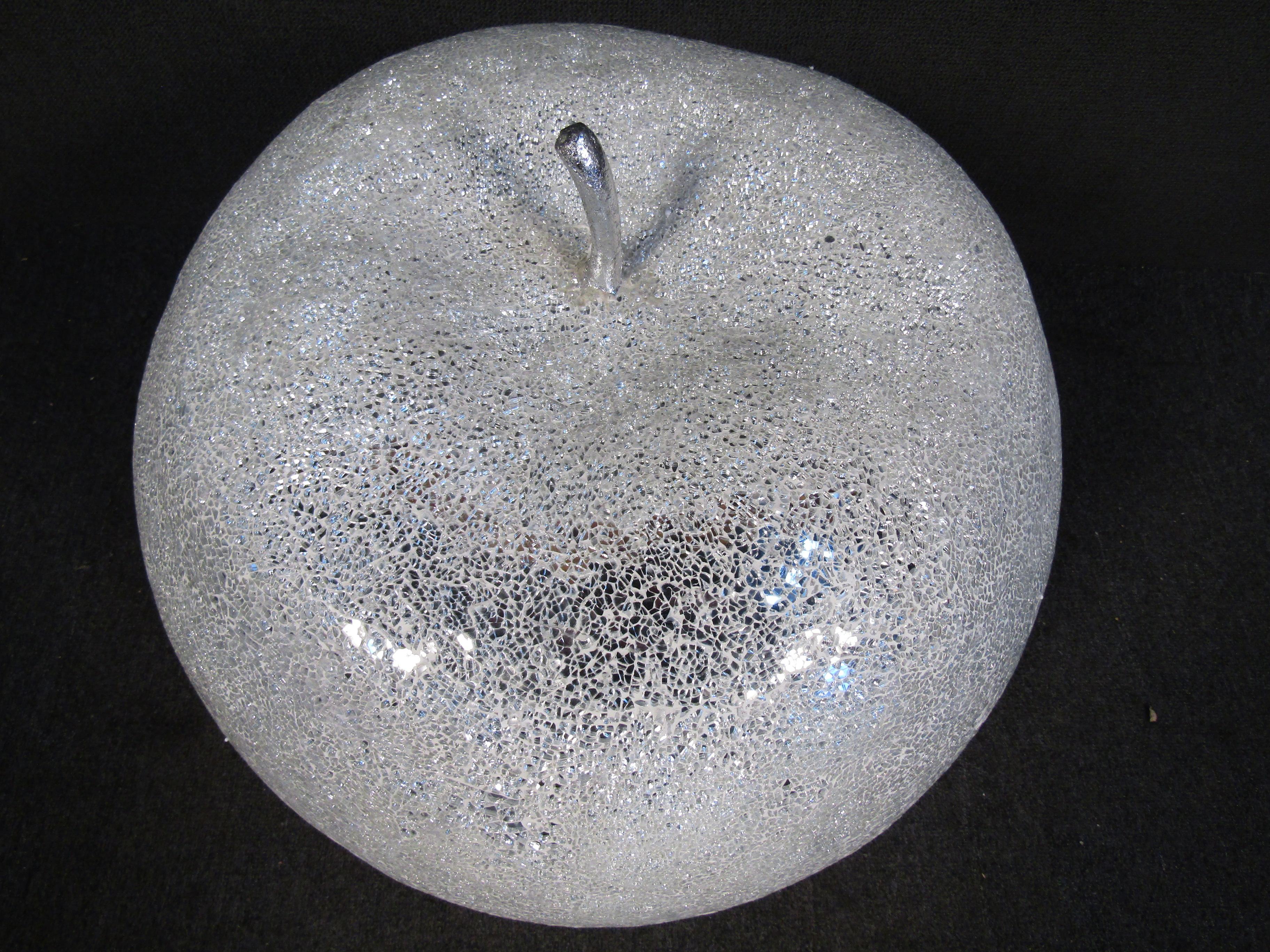 Unique Cracked Glass Apple In Good Condition In Brooklyn, NY
