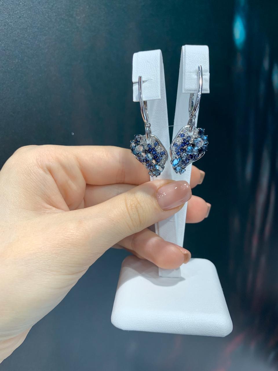 Inspirées par les eaux cristallines de la Méditerranée, les formes lisses et arrondies des saphirs de cette bague sont mises en valeur par le contraste des diamants blancs et de la topaze bleue.

Boucles d'oreilles en or blanc 14 K (bague assortie