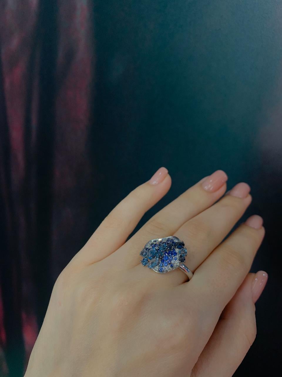 Inspiriert von den kristallklaren Gewässern des Mittelmeers, werden die glatten, abgerundeten Formen des Saphirs in diesem Ring durch kontrastierende weiße Diamanten und blaue Topase hervorgehoben.

Ring 14 K Weißgold 
Gewicht 5,0 Gramm 
Diamant