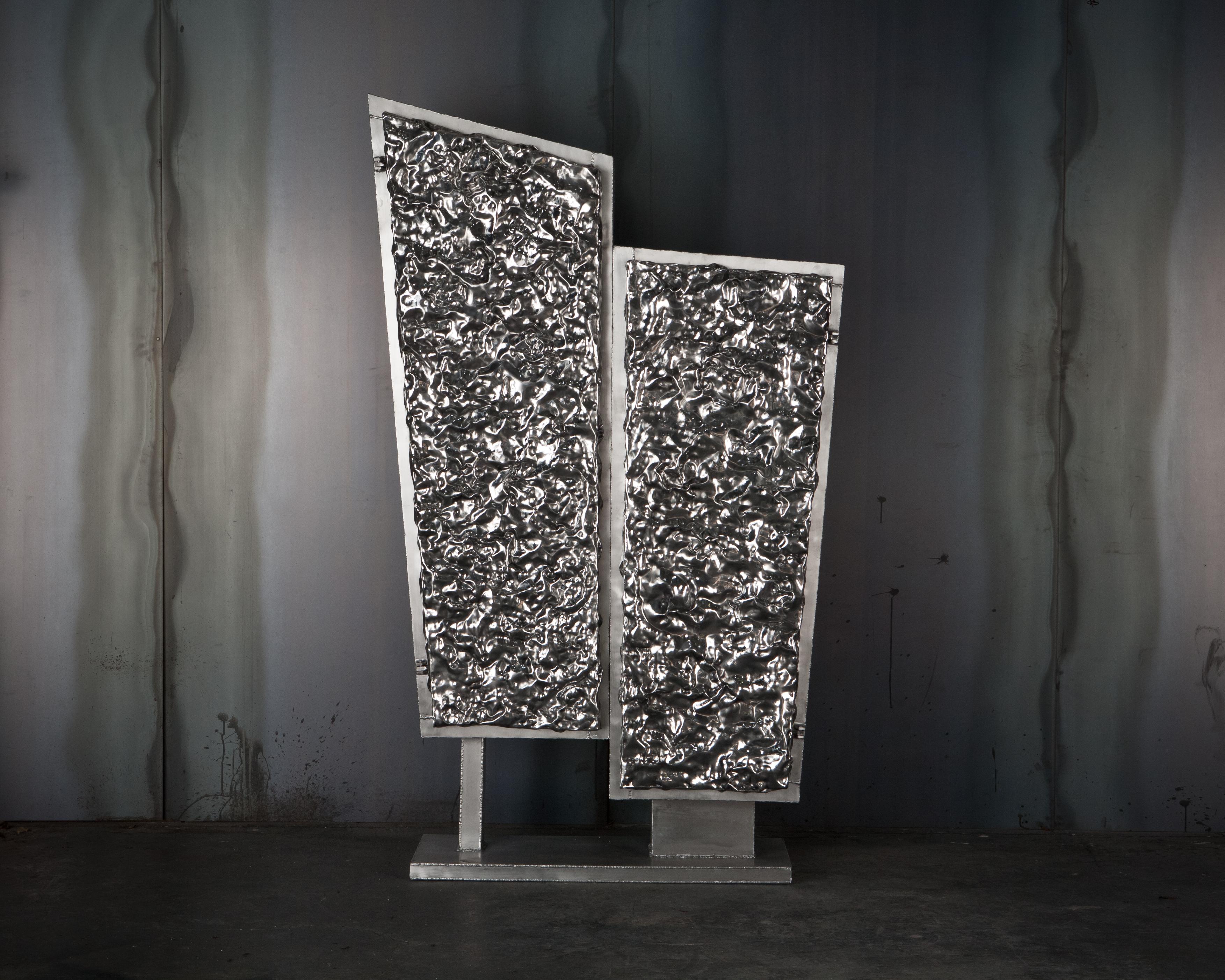 Michael Gittings Studio.
Unique crinkle cabinet
Hand beaten, polished aluminium and brushed aluminium.
Measures: 197 cm 110 cm 42 cm.

Michael Gittings
Melbourne based designer Michael Gittings aims to
challenge pre-conceptions around