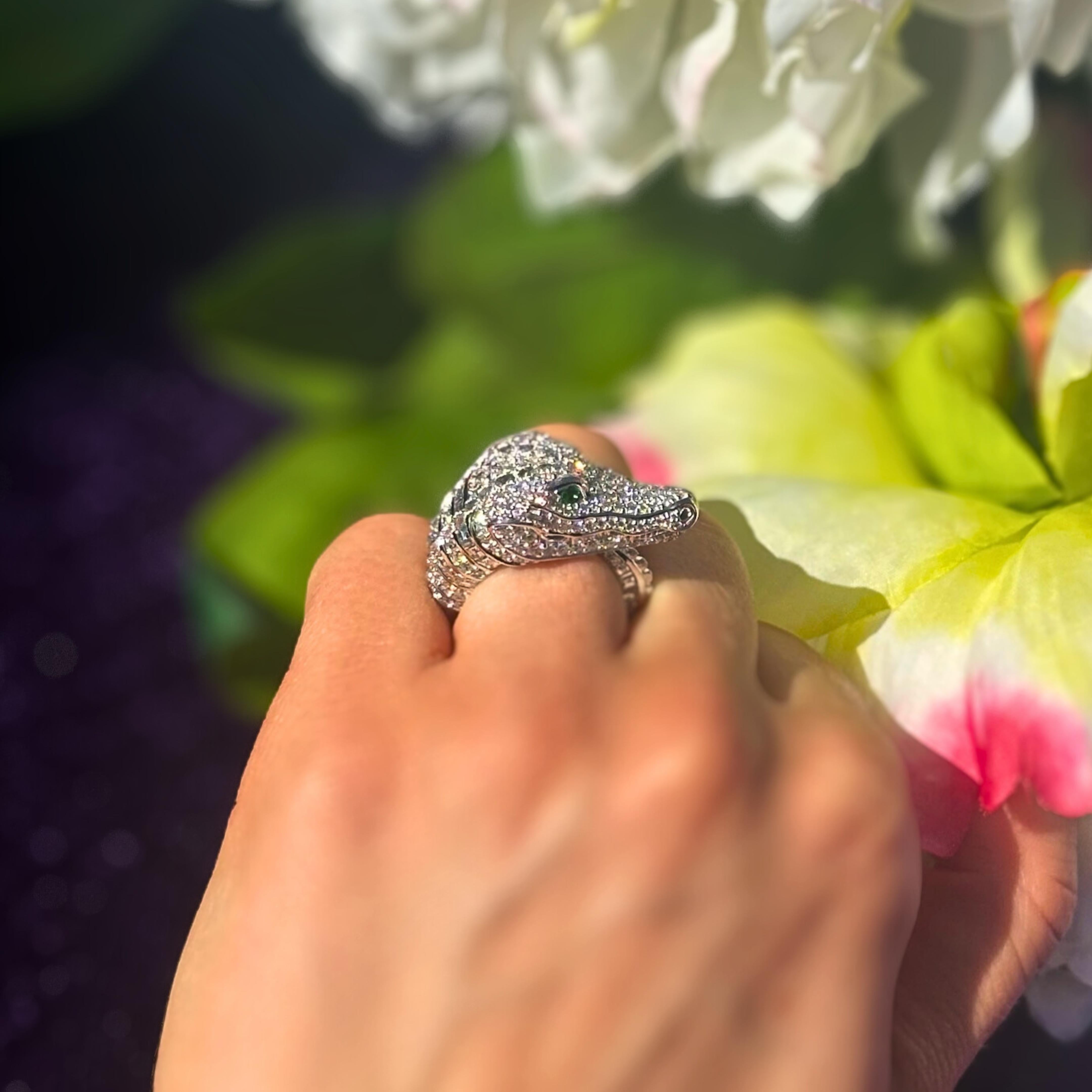 Unique Crocodile Emerald Diamond White 18K Gold Ring For Her In New Condition For Sale In Genève, GE