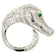 Einzigartiger Ring aus weißem 18 Karat Gold mit Krokodil, Smaragd und Diamant für sie