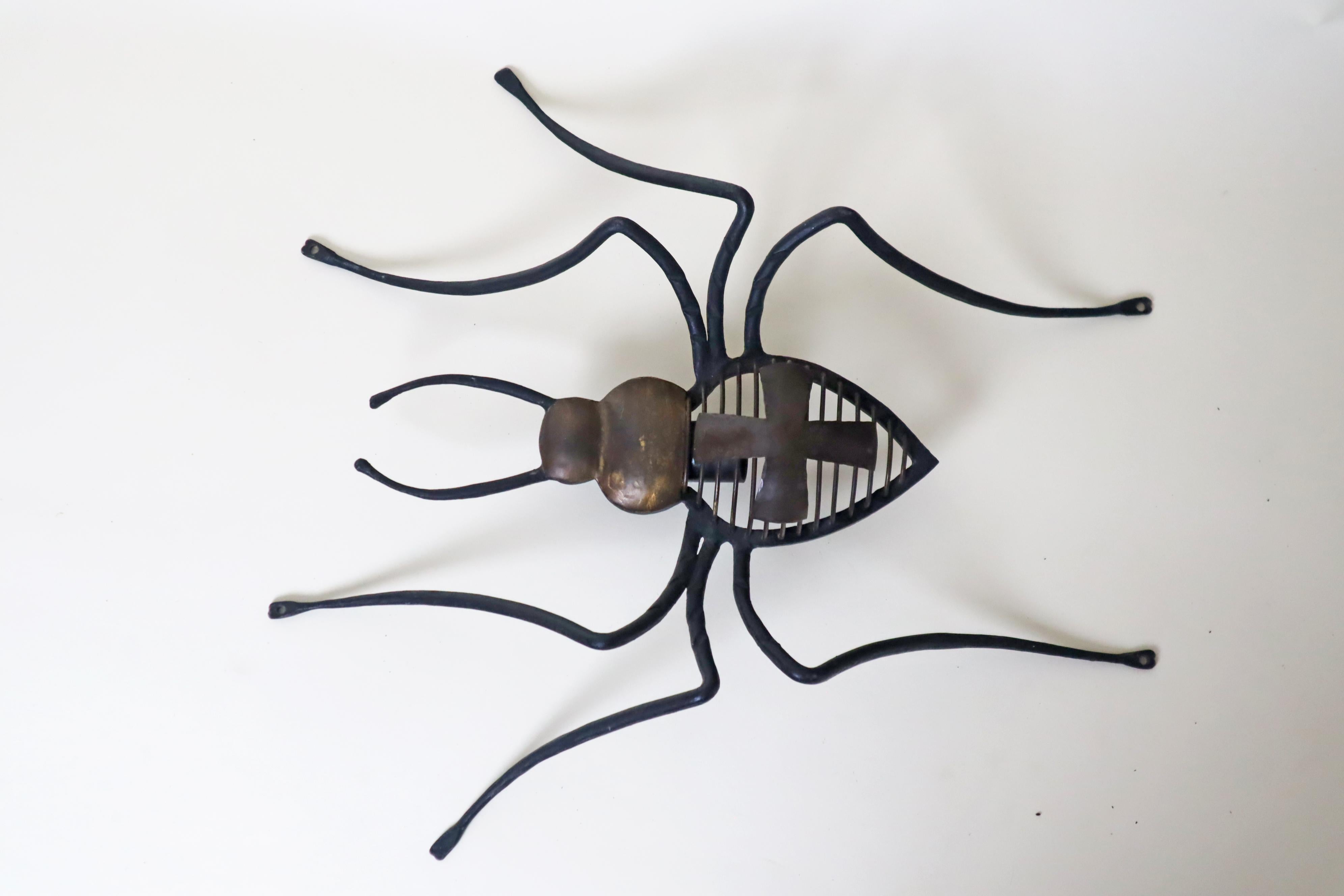 Lampe murale unique en forme de croix araignée, chef-d'œuvre forgé à la main en vente 2