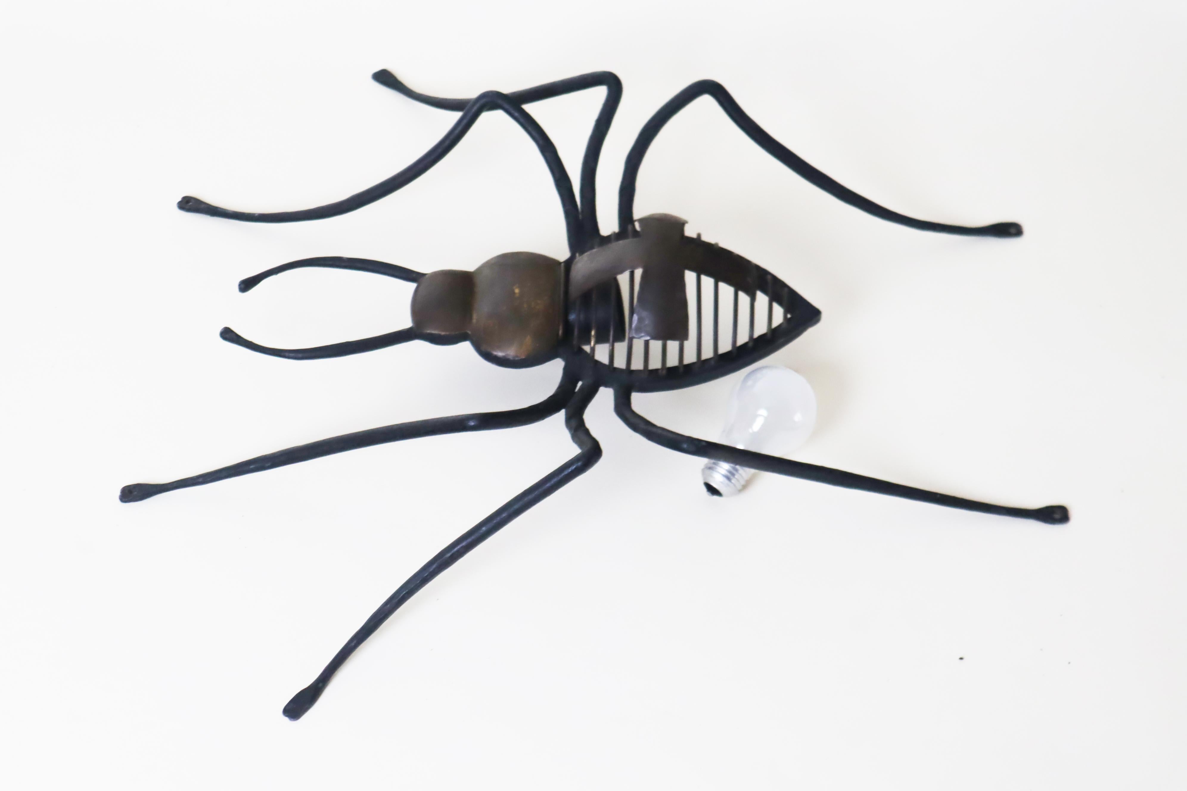 Lampe murale unique en forme de croix araignée, chef-d'œuvre forgé à la main en vente 3