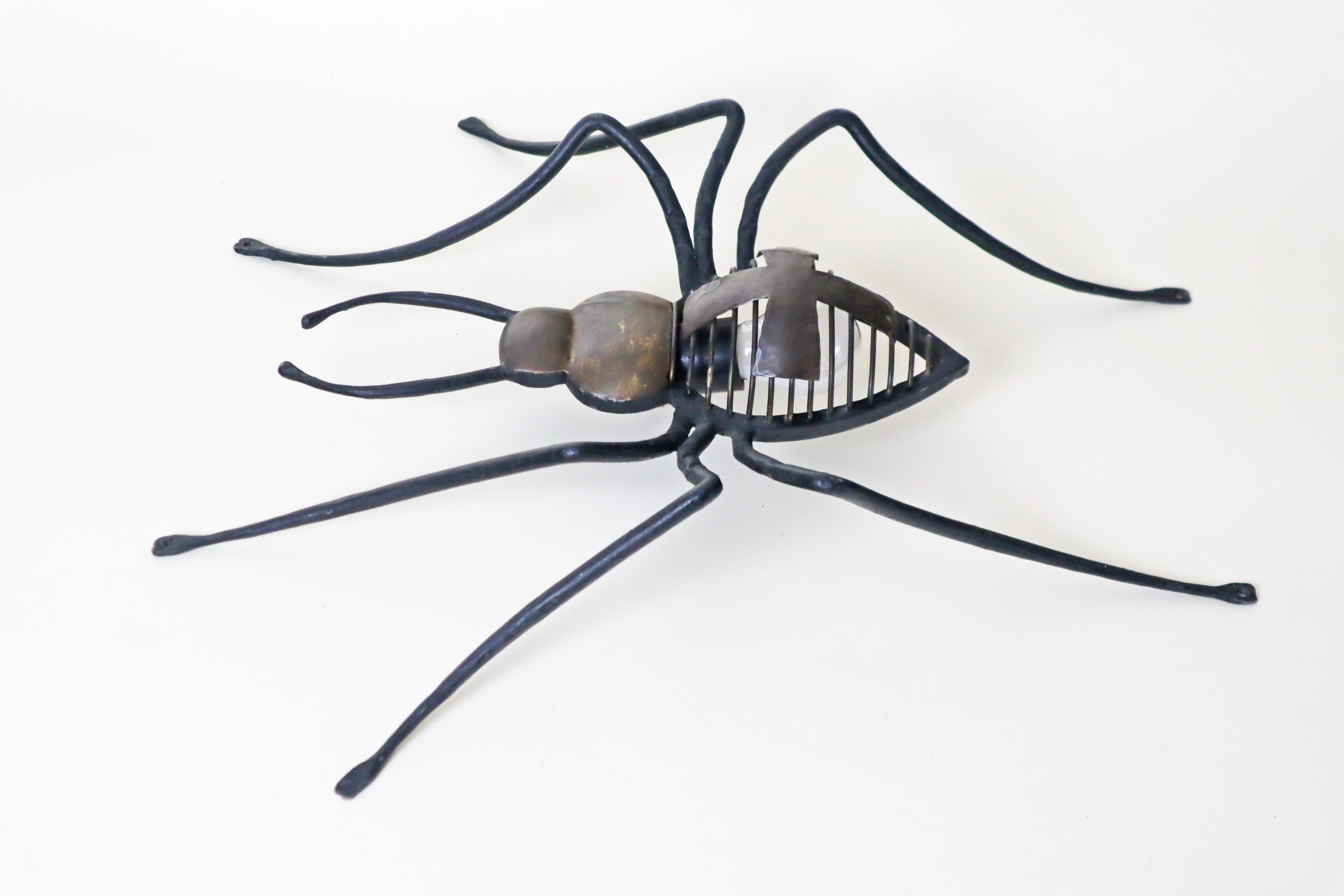 Lampe murale unique en forme de croix araignée, chef-d'œuvre forgé à la main en vente 4