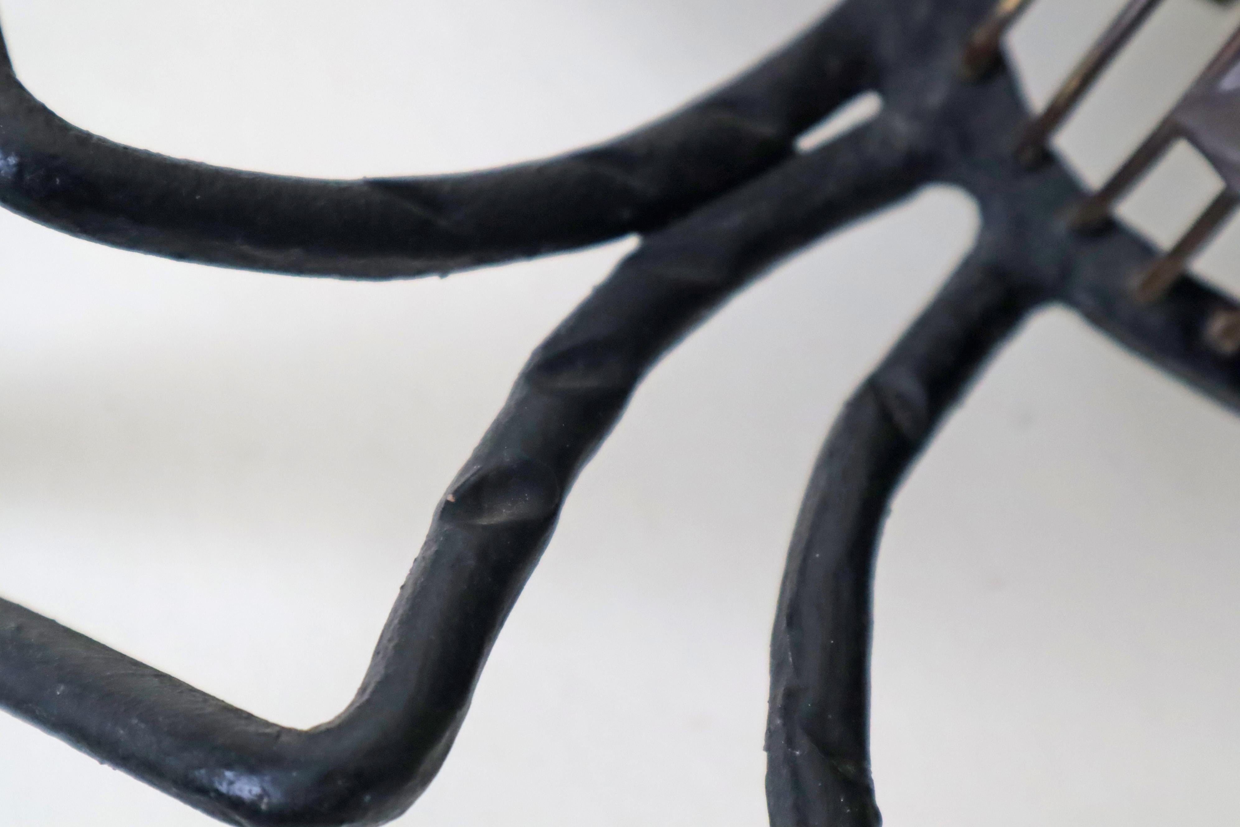 Lampe murale unique en forme de croix araignée, chef-d'œuvre forgé à la main en vente 5