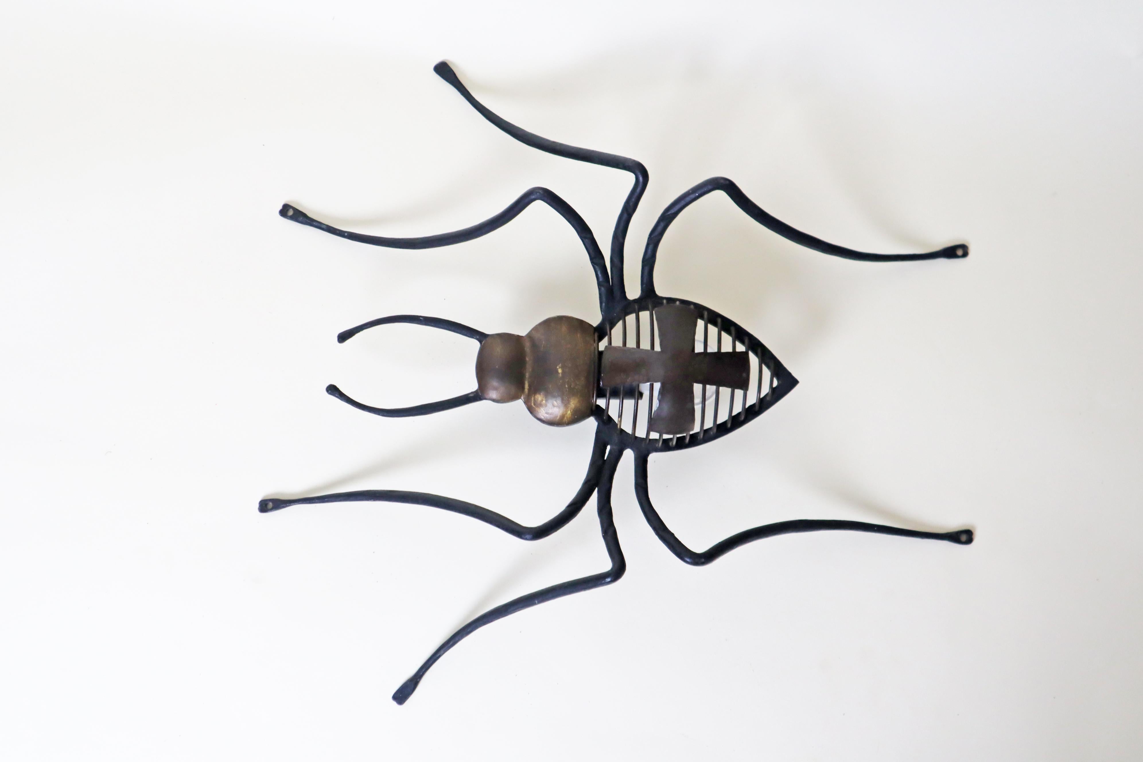 Lampe murale unique en forme de croix araignée, chef-d'œuvre forgé à la main en vente 8