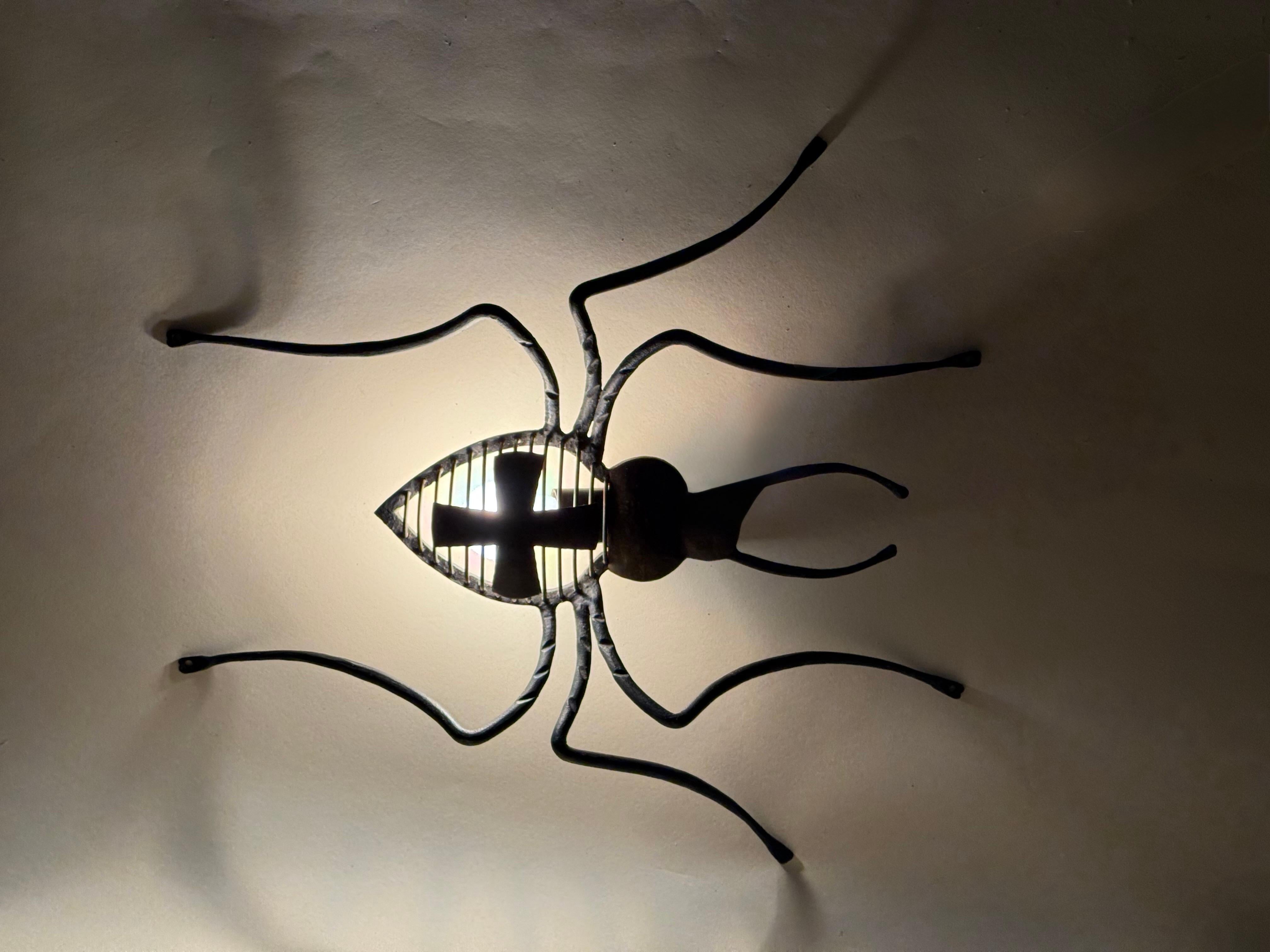 Cette araignée de jardin est une œuvre d'art ; cette lampe murale est un véritable chef-d'œuvre réalisé par un forgeron qui était un véritable maître de son art et, en même temps, un artiste ayant une compréhension de l'esthétique et de l'art. Cette
