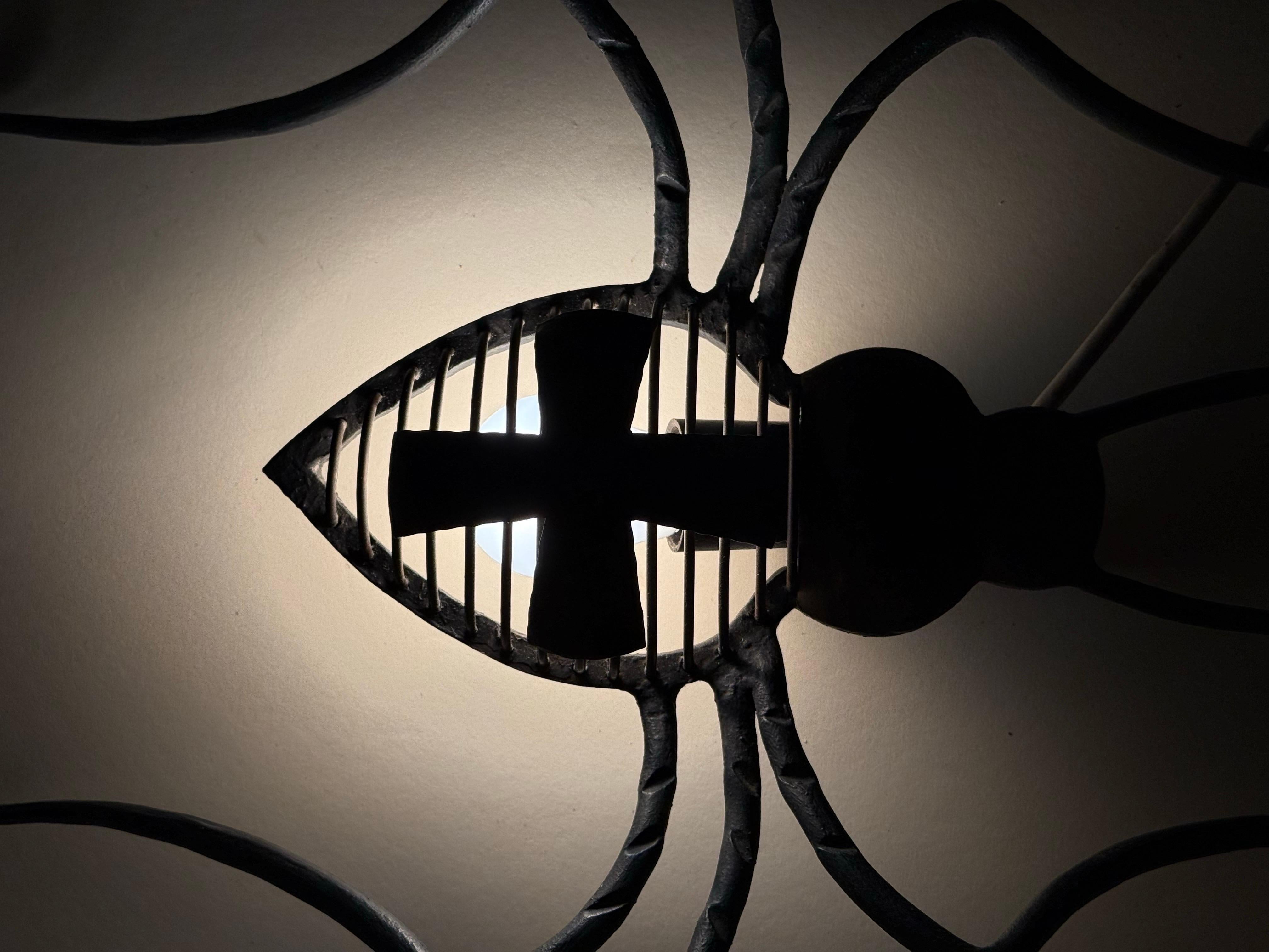 Mid-Century Modern Lampe murale unique en forme de croix araignée, chef-d'œuvre forgé à la main en vente