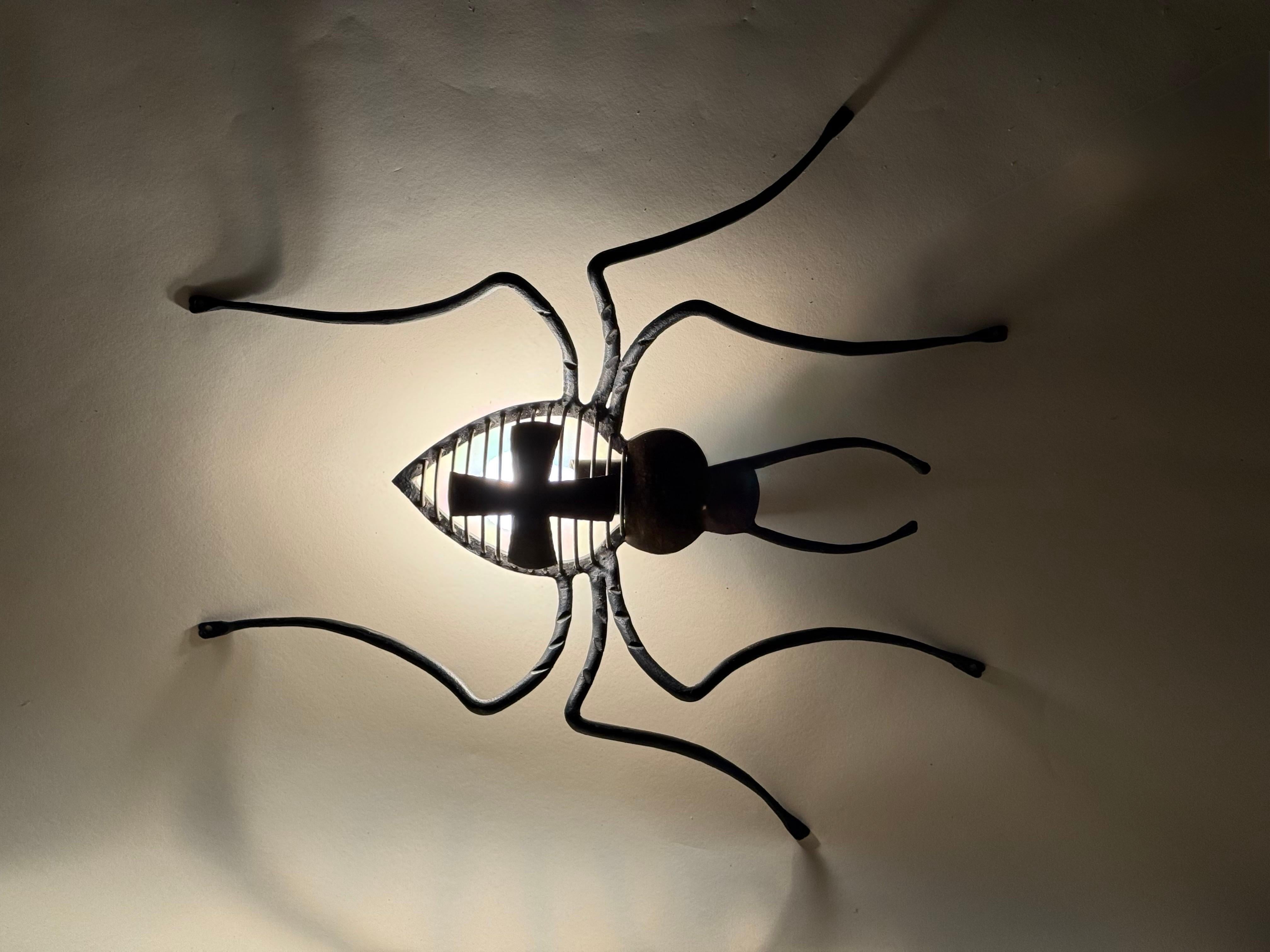 italien Lampe murale unique en forme de croix araignée, chef-d'œuvre forgé à la main en vente