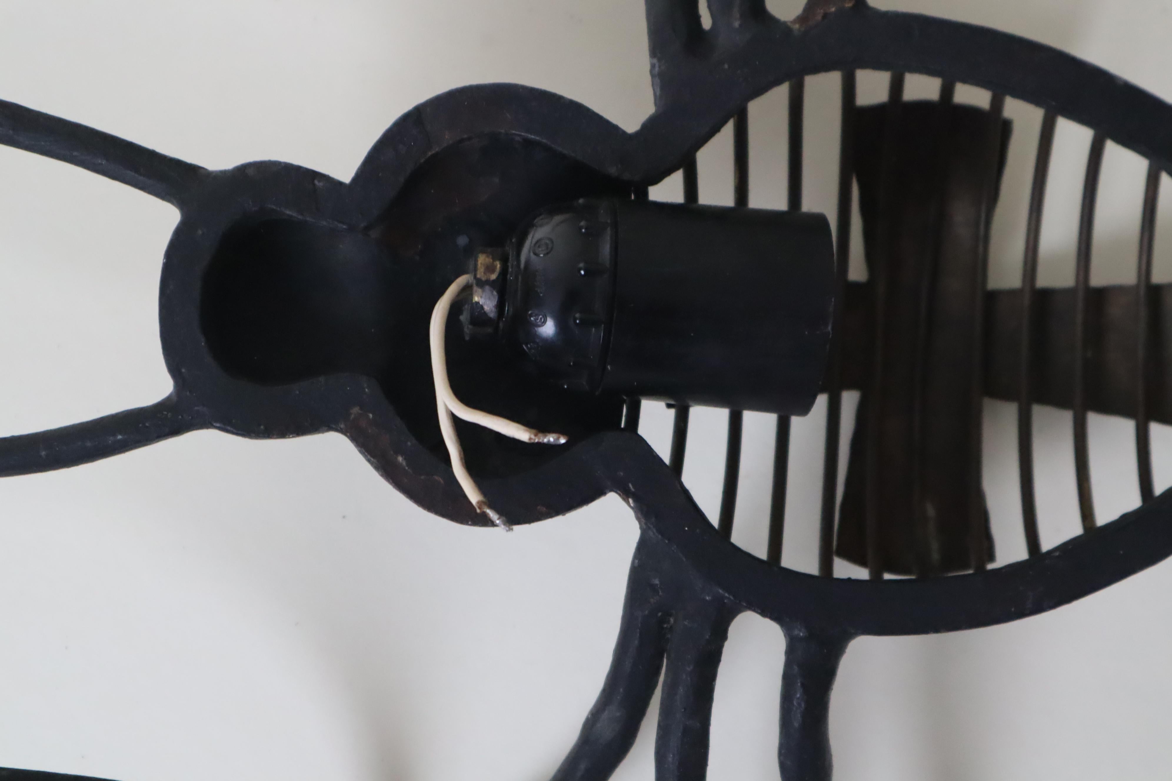 Milieu du XXe siècle Lampe murale unique en forme de croix araignée, chef-d'œuvre forgé à la main en vente