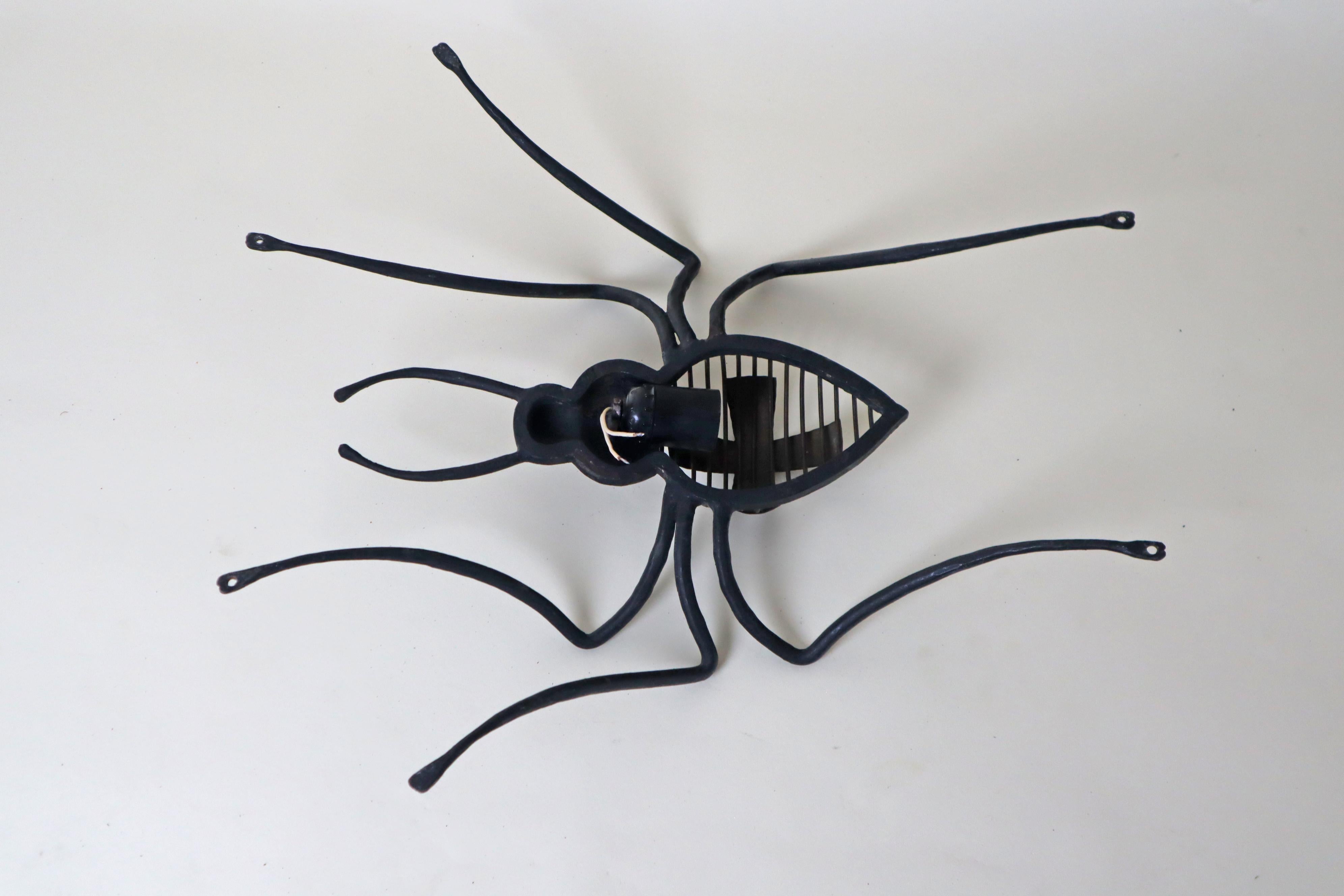 Laiton Lampe murale unique en forme de croix araignée, chef-d'œuvre forgé à la main en vente