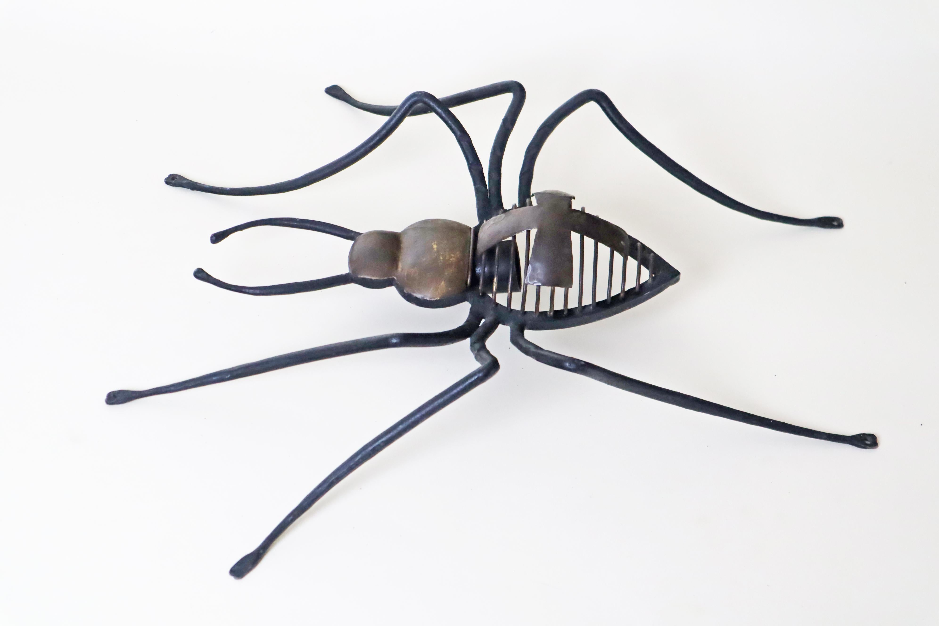 Lampe murale unique en forme de croix araignée, chef-d'œuvre forgé à la main en vente 1