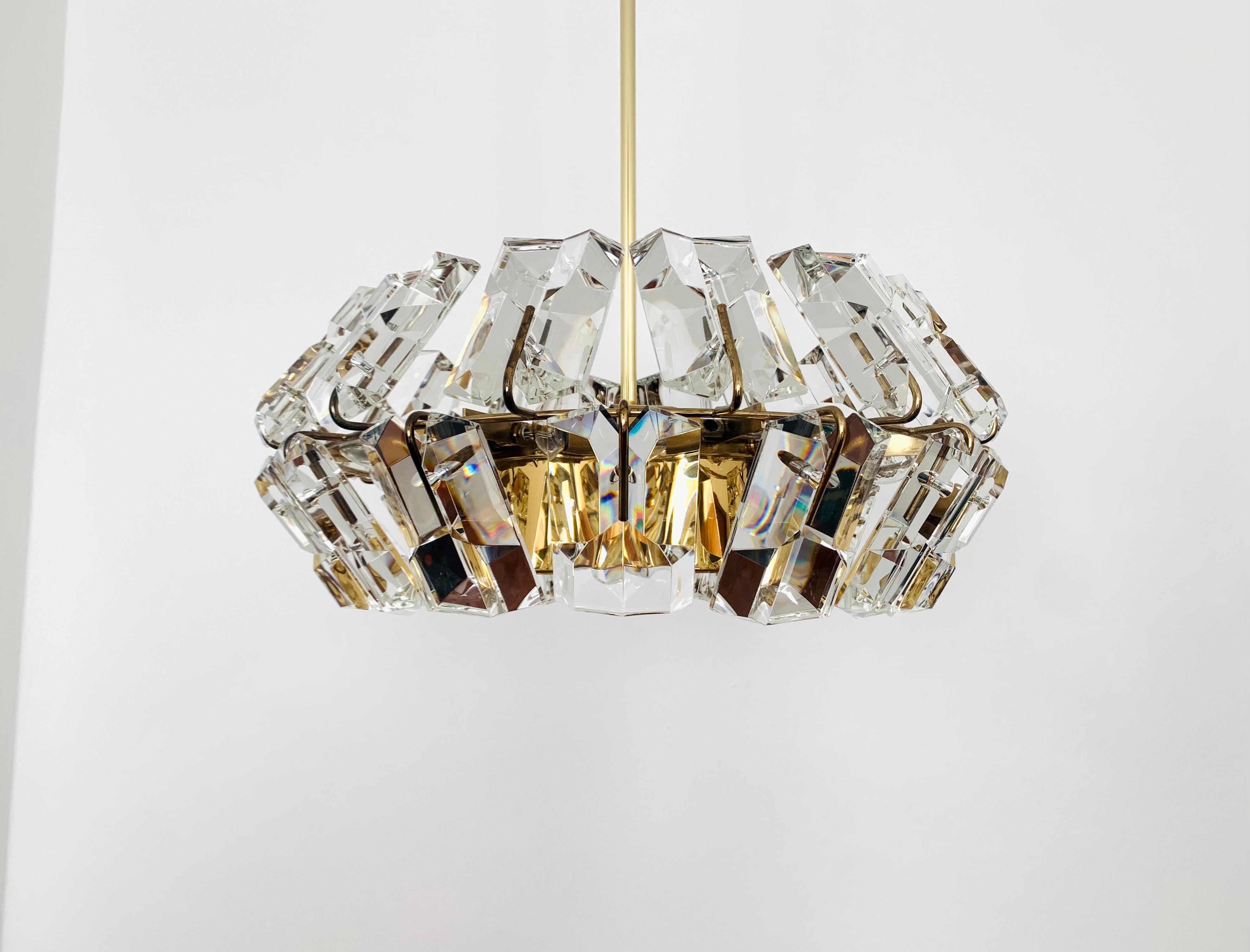 Unique chandelier from the 1960s.
Extraordinarily successful design and very high-quality workmanship.
The 28 crystals spread a spectacular play of light in the room.
Very luxurious and an asset to any home.

Condition:

Very good vintage