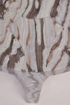 Mesa auxiliar única y personalizada con incrustaciones de mármol de Carrara «Bamboo», de Reda Amalou Design
