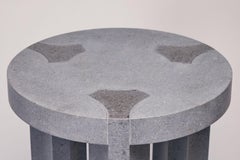 Mesa auxiliar alta única y personalizada de mármol Basaltina de Carrara con incrustaciones, diseño de Reda Amalou