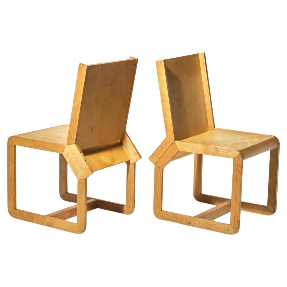 Sehr einzigartiges, individuell entworfenes und gefertigtes Esszimmer-Set aus blonder Birke. (1) Esstisch und (6) Esszimmerstühle. Jeder Stuhl ist unten nummeriert (1-6). Der Esstisch besteht aus (2) hohlen Kernbirkenholzteilen und Aluminiumrohren