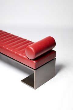 Banc en cuir et bronze « KIMANI » sur mesure et unique, avec coussins, par Reda Amalou Design