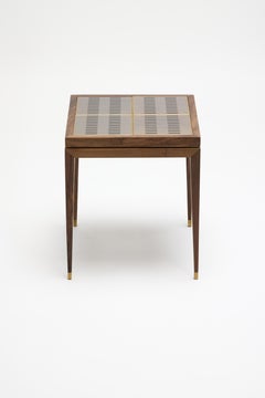 Mesita auxiliar única y personalizada «LALA», de madera maciza de nogal y metal bronce, diseñada por Reda Amalou Design