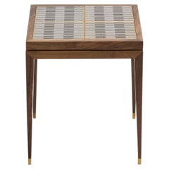 Mesita auxiliar única y personalizada «LALA», de madera maciza de nogal y metal bronce, diseñada por Reda Amalou Design
