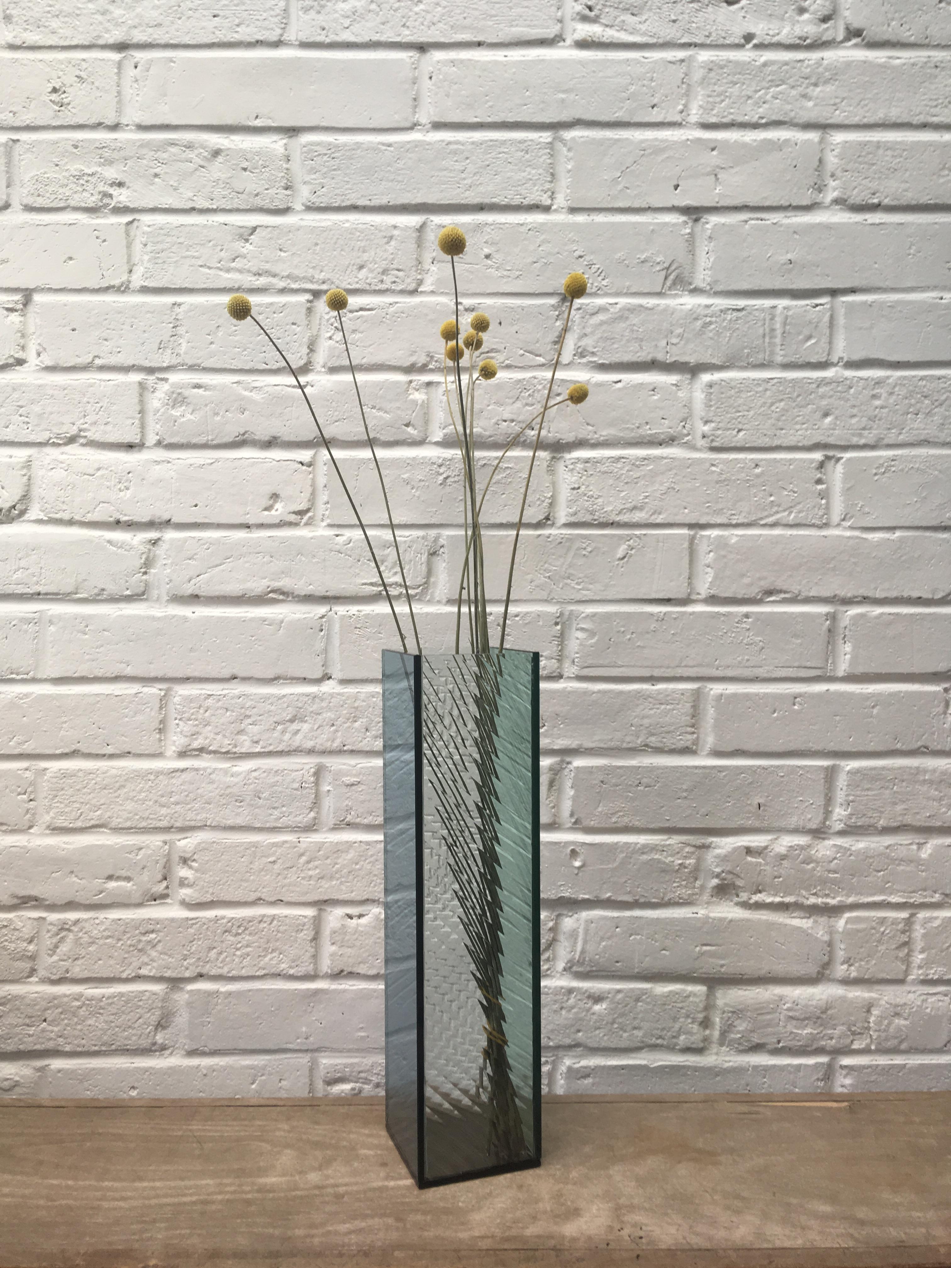 Vase à pannes unique de Kim Thome
Dimensions : Sur mesure
Matériaux : Verre, résine époxy

Kim Thomé est un designer norvégien basé à Londres.