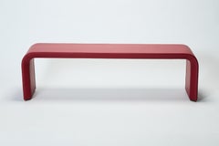 Panchina unica e personalizzata con base in ottone e rivestimento in pelle bordeaux ARROTONDATA, firmata Reda Amalou Design