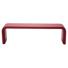Panchina unica e personalizzata con base in ottone e rivestimento in pelle bordeaux ARROTONDATA, firmata Reda Amalou Design