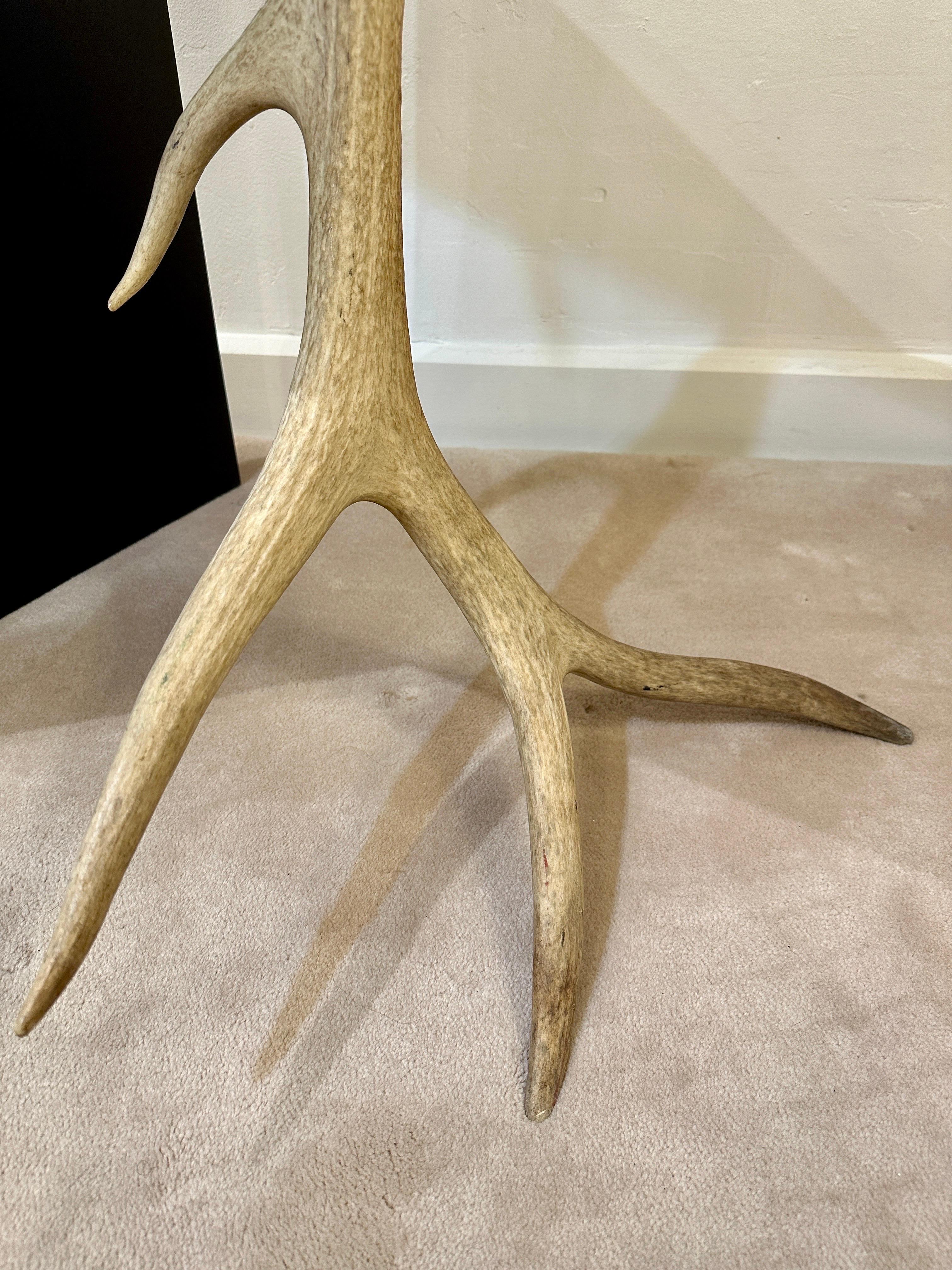 Postmoderne Table/ Pedestal unique sur mesure avec base en bois de cerf à 6 pointes en vente