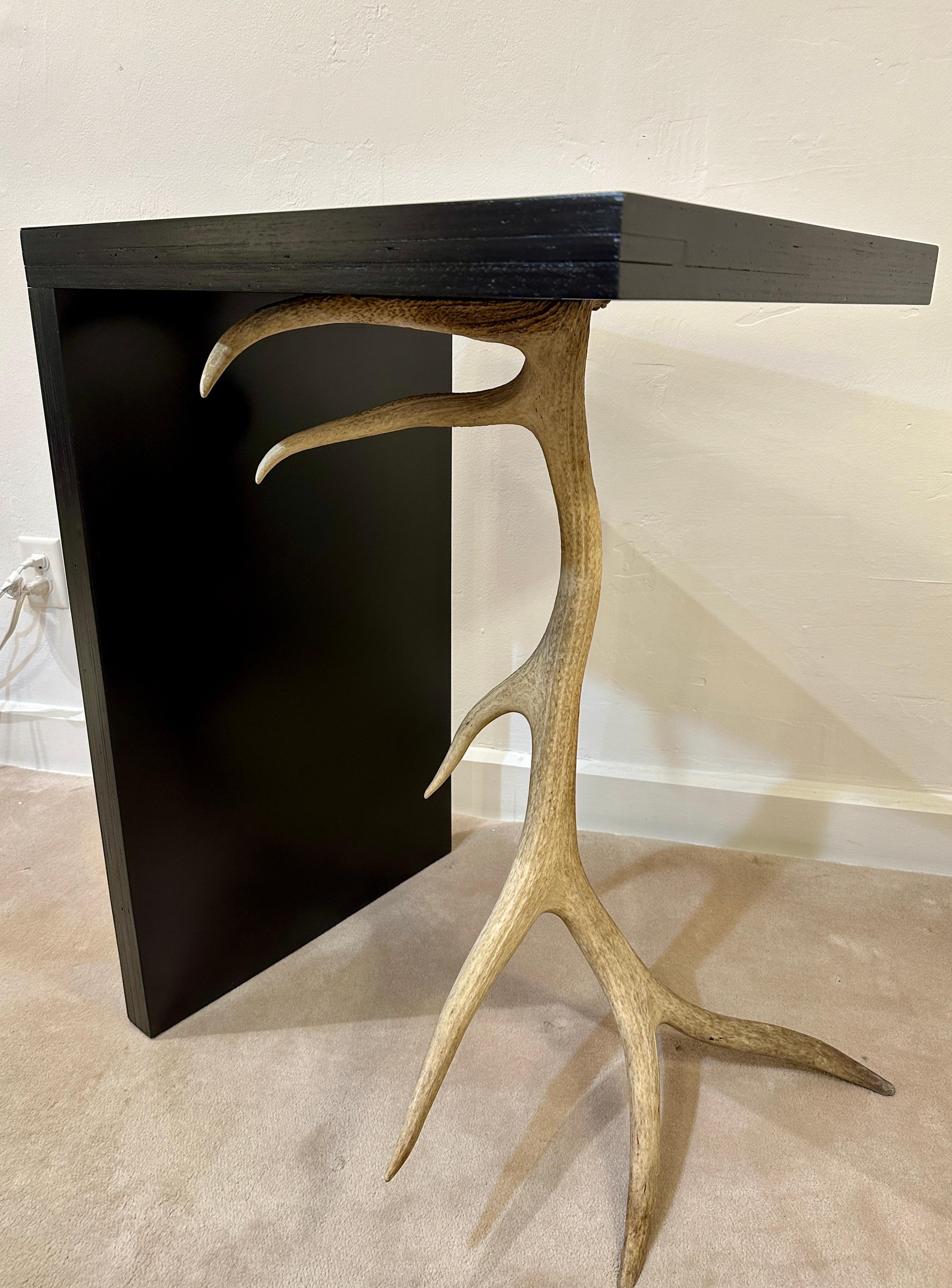 Table/ Pedestal unique sur mesure avec base en bois de cerf à 6 pointes en vente 2