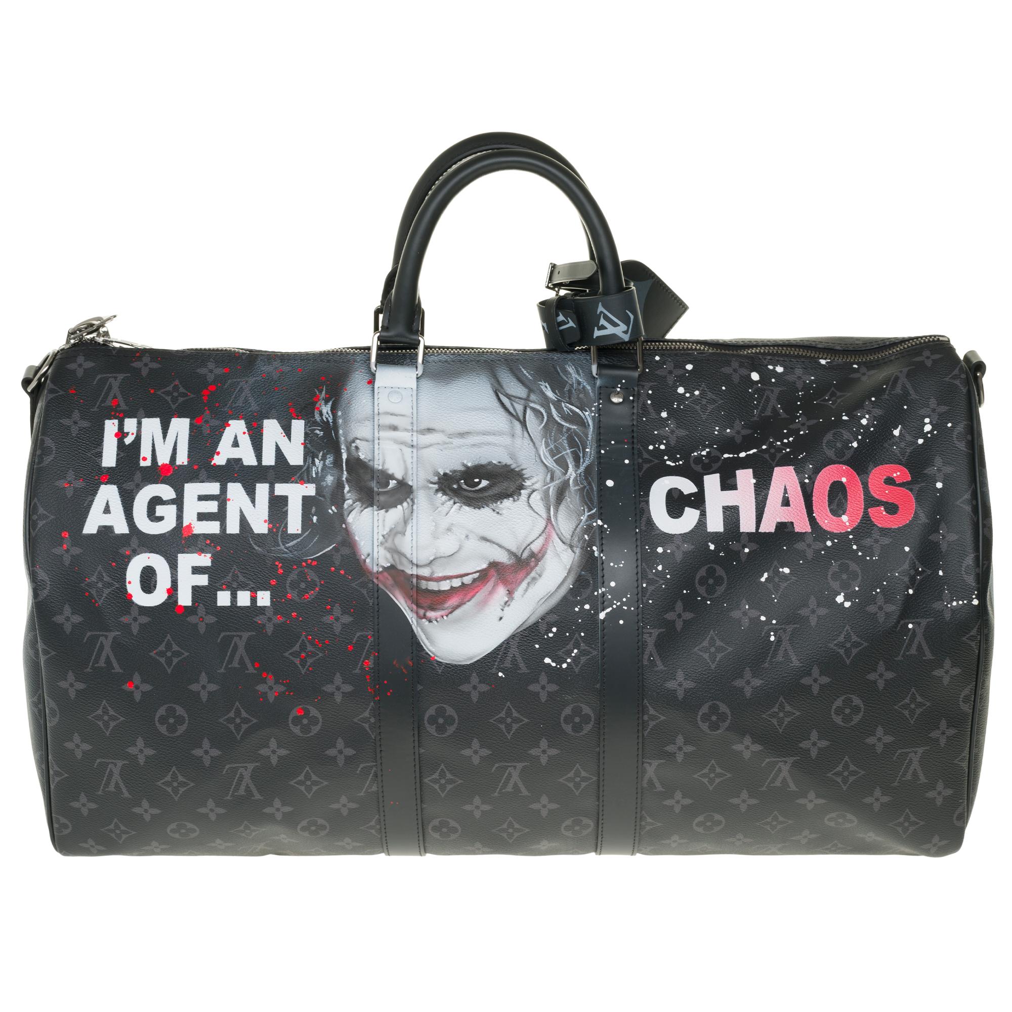 This announcement is only for lovers of art and unique pieces, masterpieces because this is not only a bag but a unique piece incomparable.

The PatBo artist fascinated by the opponents that are Batman and Joker and the black universe of Gotham City