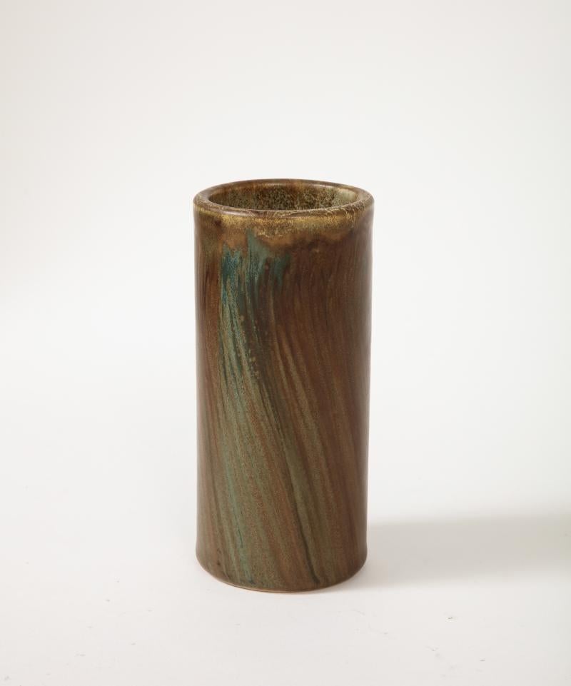 Vase cylindrique unique en céramique brune et verte de Jean Pointu, c.C. 1920

Superbe vase en céramique avec une glaçure expressive en vert clair et brun.