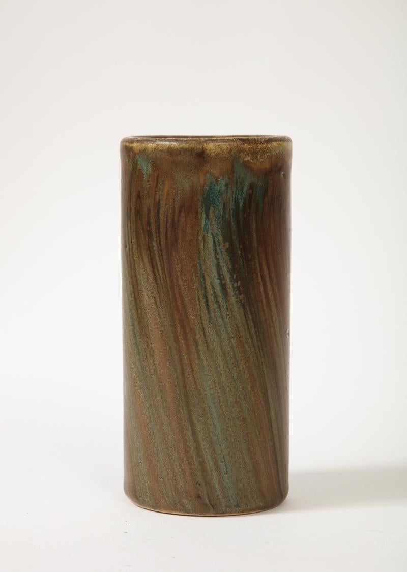 Singular jarrón cilíndrico de cerámica marrón y verde de Jean Pointu, c. 1920 siglo XX en venta