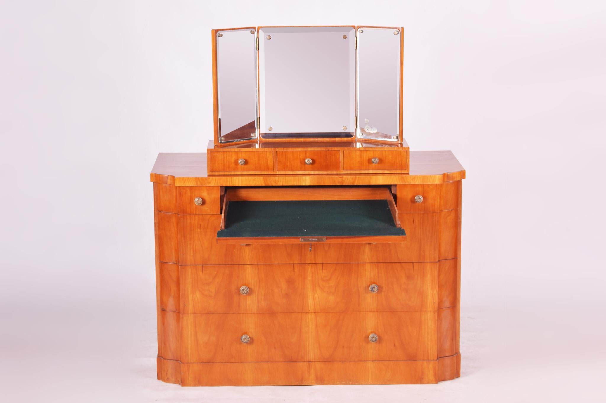 Art Deco dressing table.
Source: Czechia (Czechoslovakia)
Material: Cherry-tree
Period: 1920-1929
Completely restored.







   