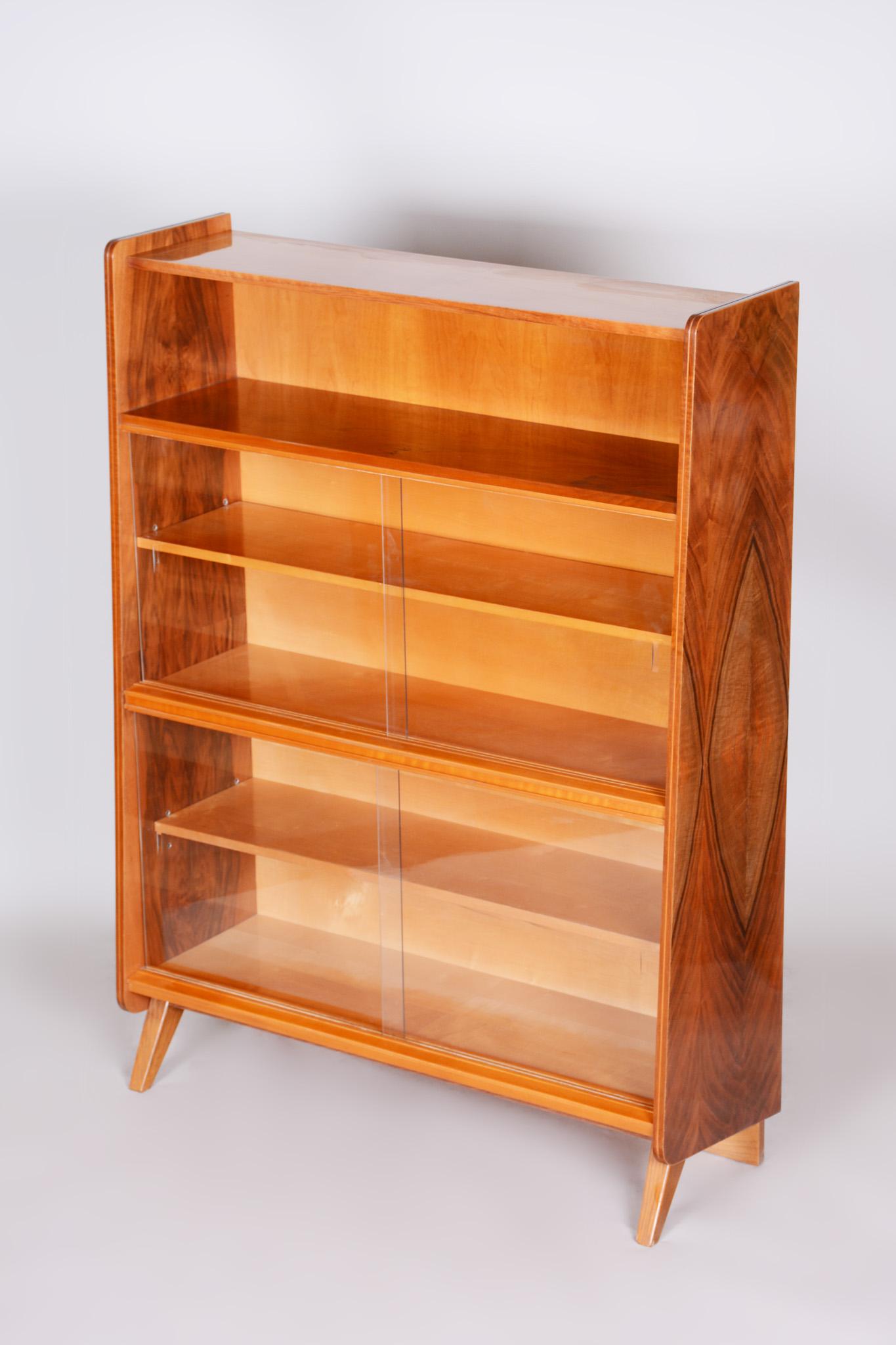 Bibliothèque tchèque du milieu du siècle
Matériau : Noyer et verre
Etat original très bien conservé.