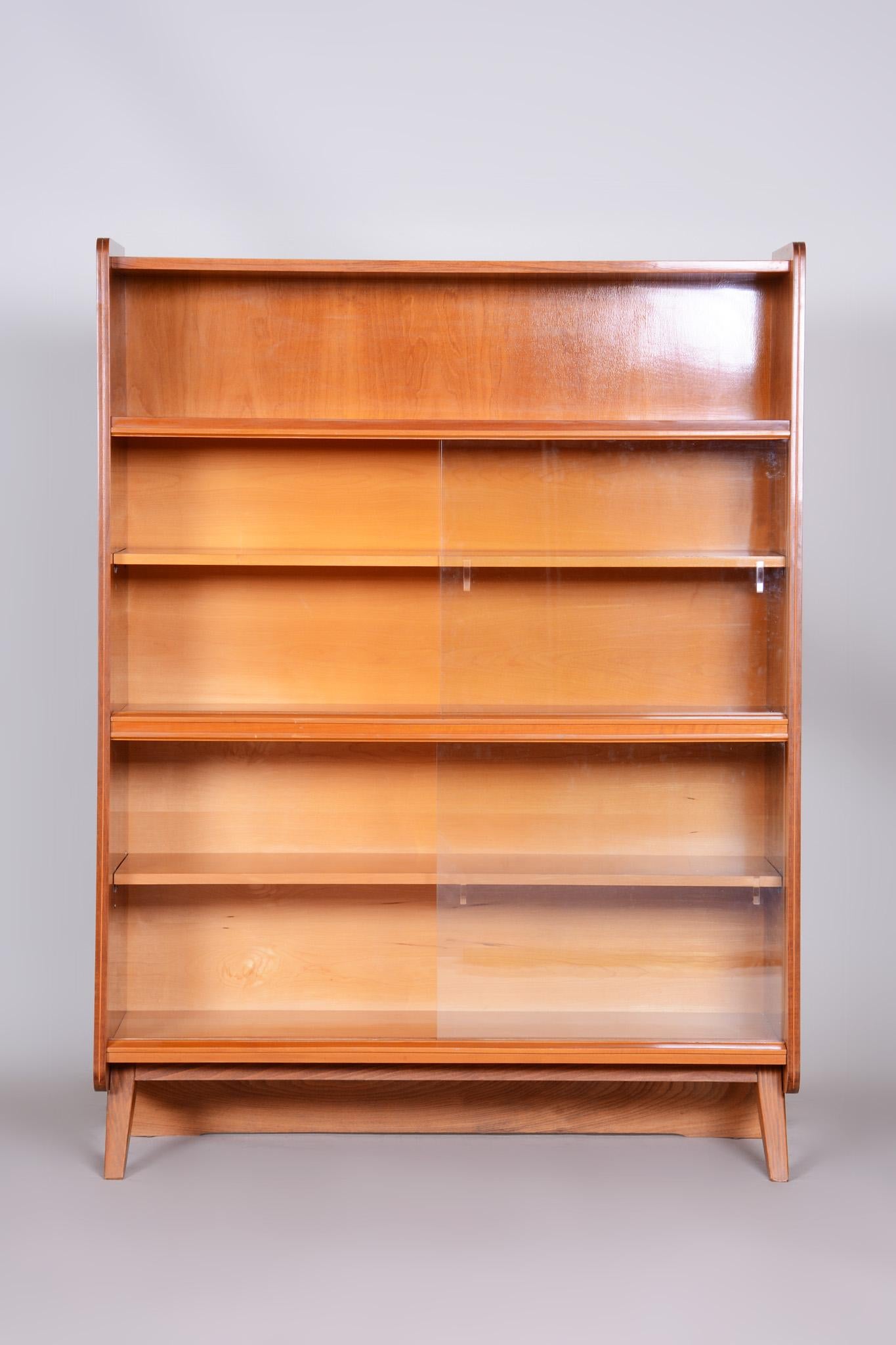 Mid-Century Modern Bibliothèque tchèque unique du milieu du siècle dernier, années 1950, état bien conservé, noyer en vente