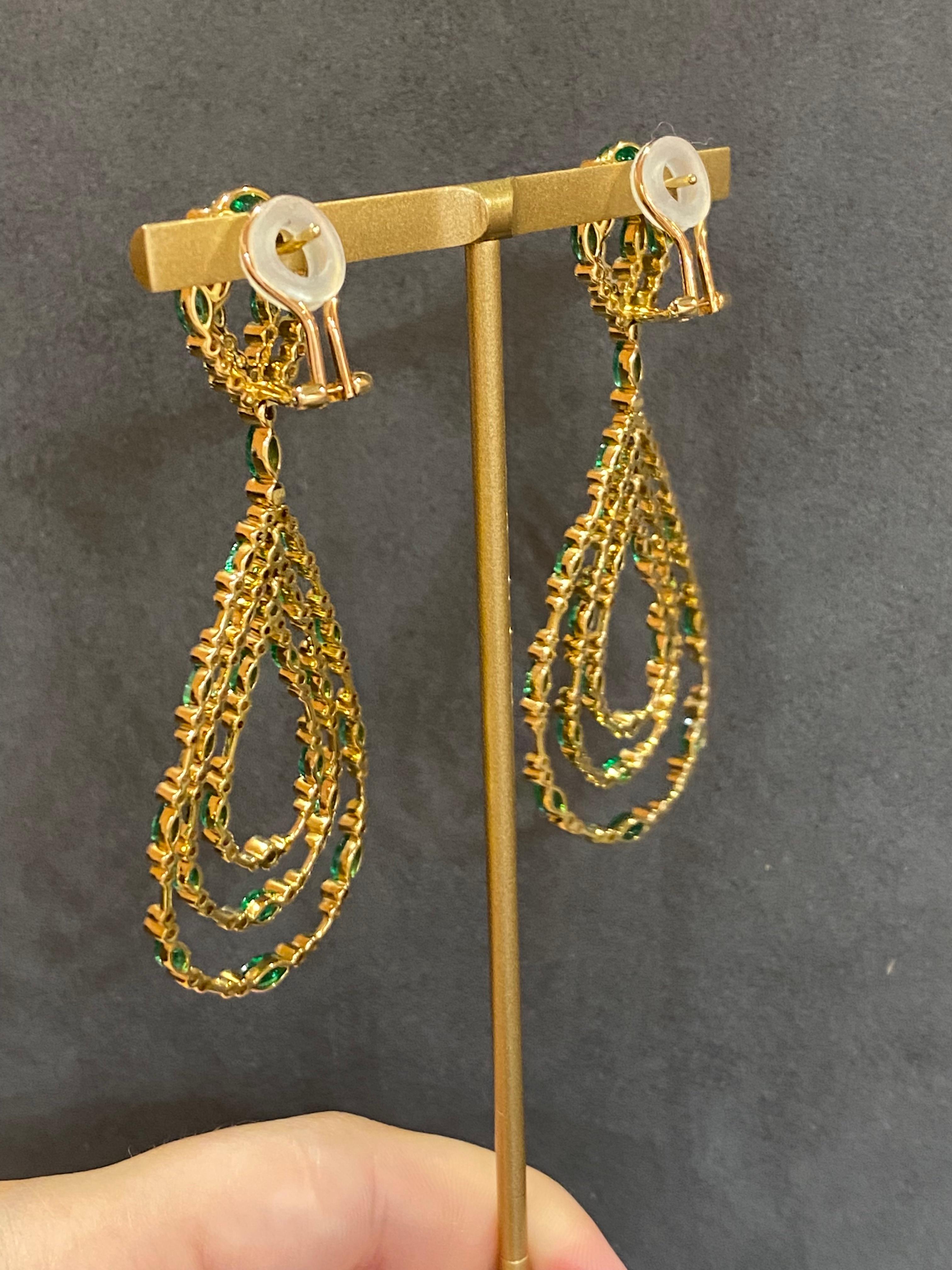 Unique Dangle Diamond Emerald Yellow 18K Gold Earrings for Her In New Condition For Sale In Montreux, CH