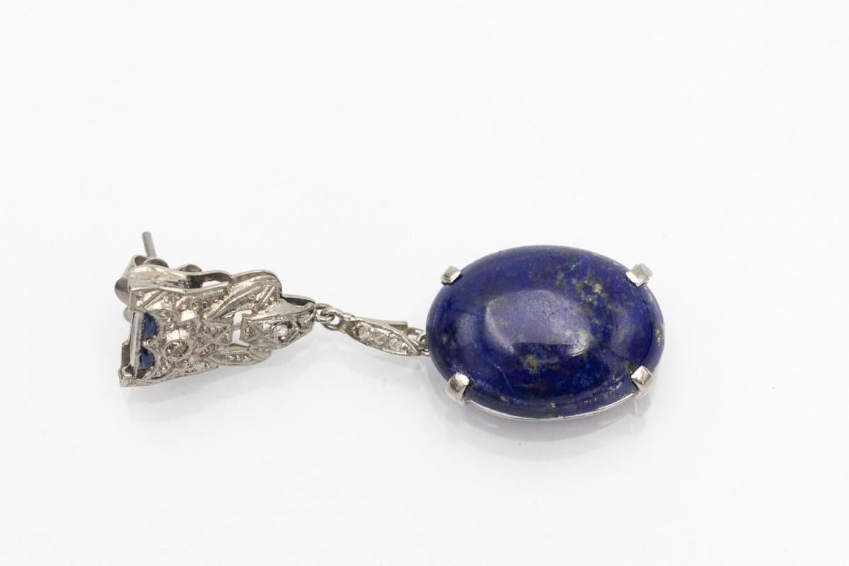 Taille ovale Boucles d'oreilles pendantes uniques de style Art déco avec lapis-lazuli et diamants. en vente
