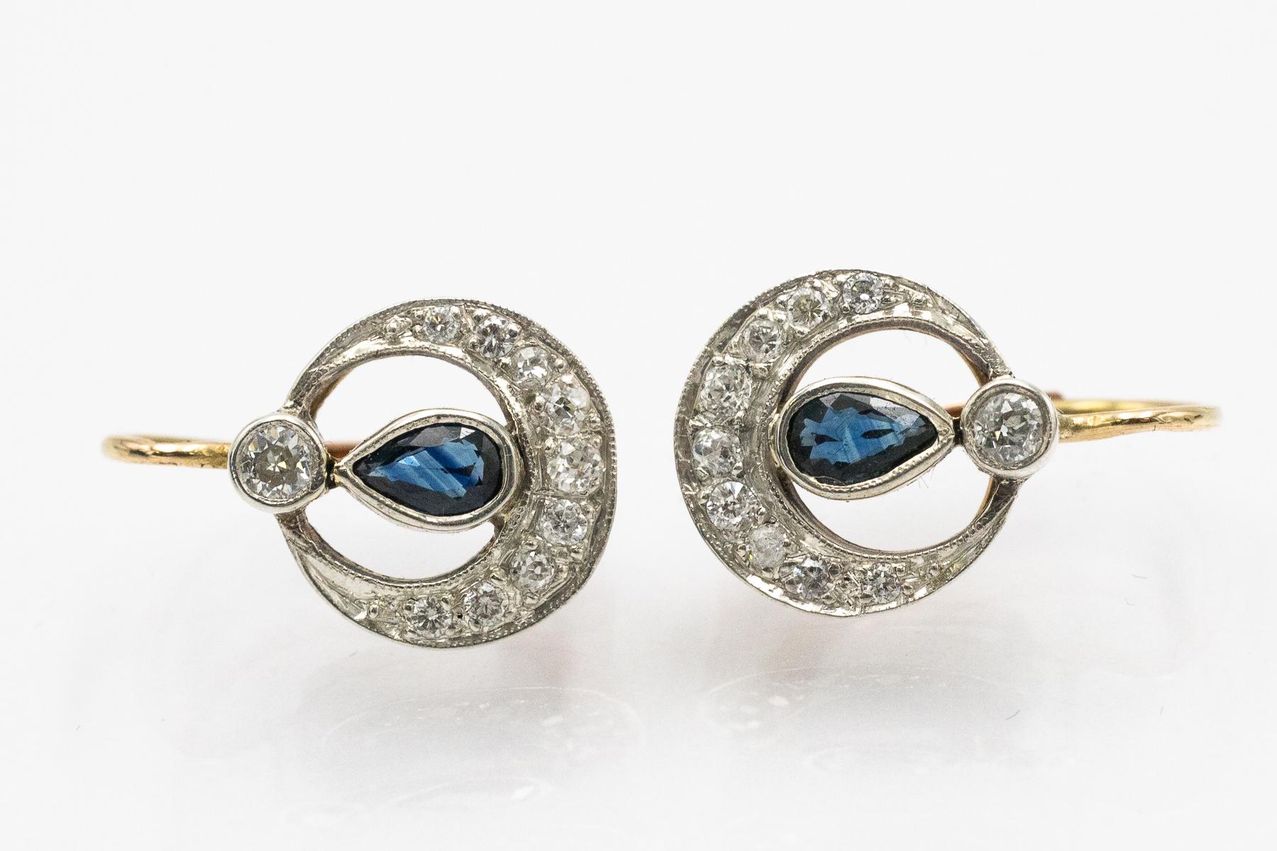 Boucles d'oreilles pendantes vintage avec diamants et saphirs

Boucles d'oreilles composées d'or jaune 14 carats et d'éléments en argent sertis de pierres.

Origine : Autriche-Hongrie, Pest, première moitié du 20e siècle - Poinçon conservé.

Boucles