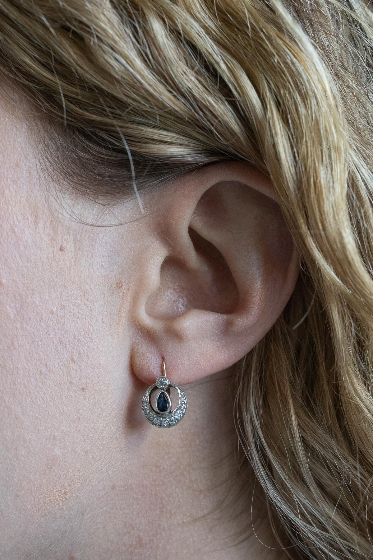Art déco Boucles d'oreilles pendantes uniques avec saphirs et diamants, Autriche-Hongrie vers 1920 en vente