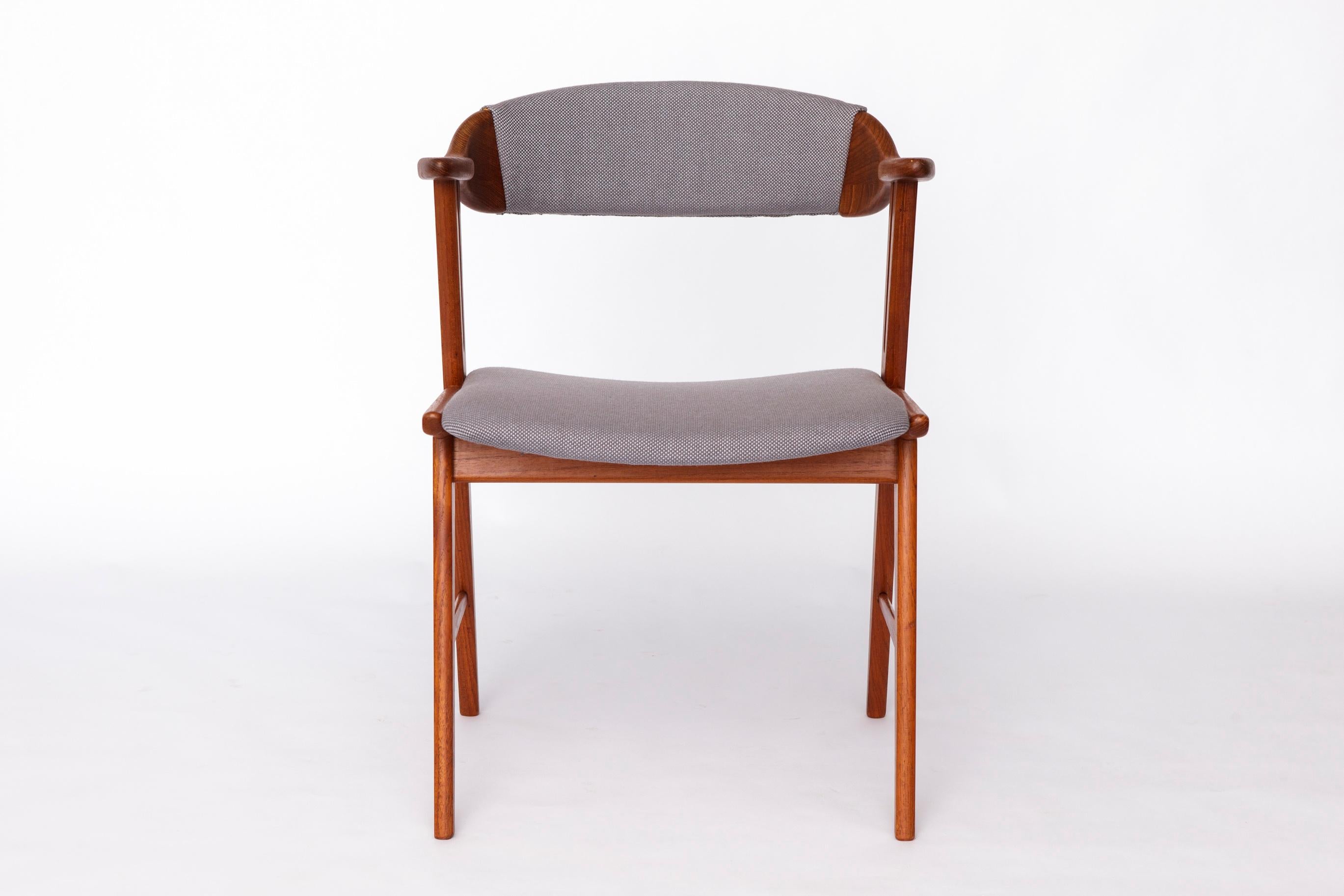 Poltrona danese unica, anni '60-'70
Origine: Danimarca  Produttore: Sconosciuto  Solo 1 disponibile
Un pezzo bellissimo e versatile, perfetto come sedia da scrivania o da pranzo.

Realizzato con una solida struttura in legno di teak, accuratamente