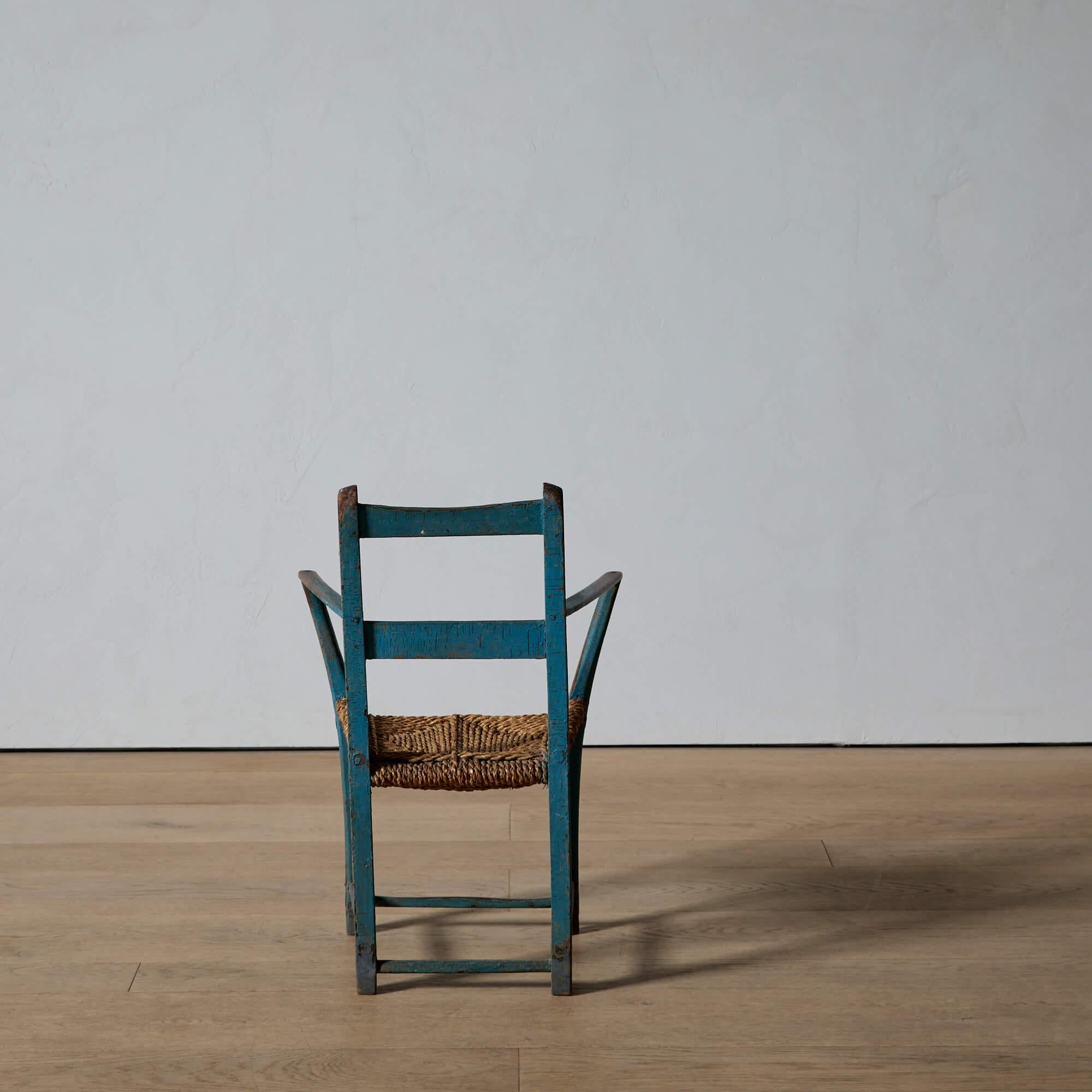 Chaise folklorique danoise unique peinte en bleu Bon état à Long Island City, NY