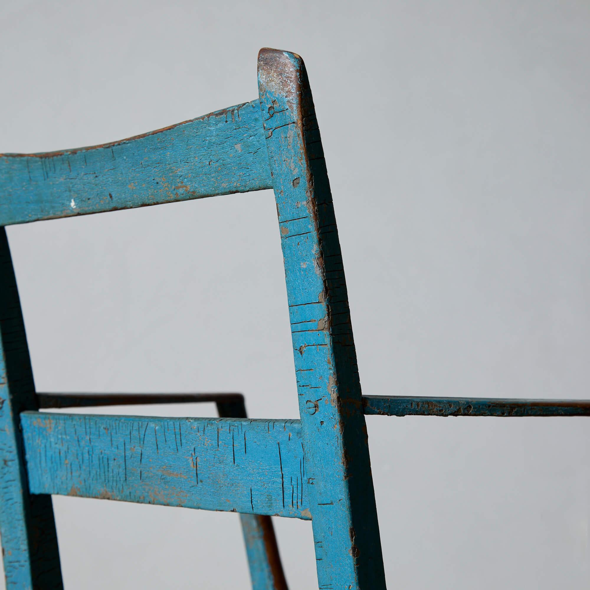 Chaise folklorique danoise unique peinte en bleu 1