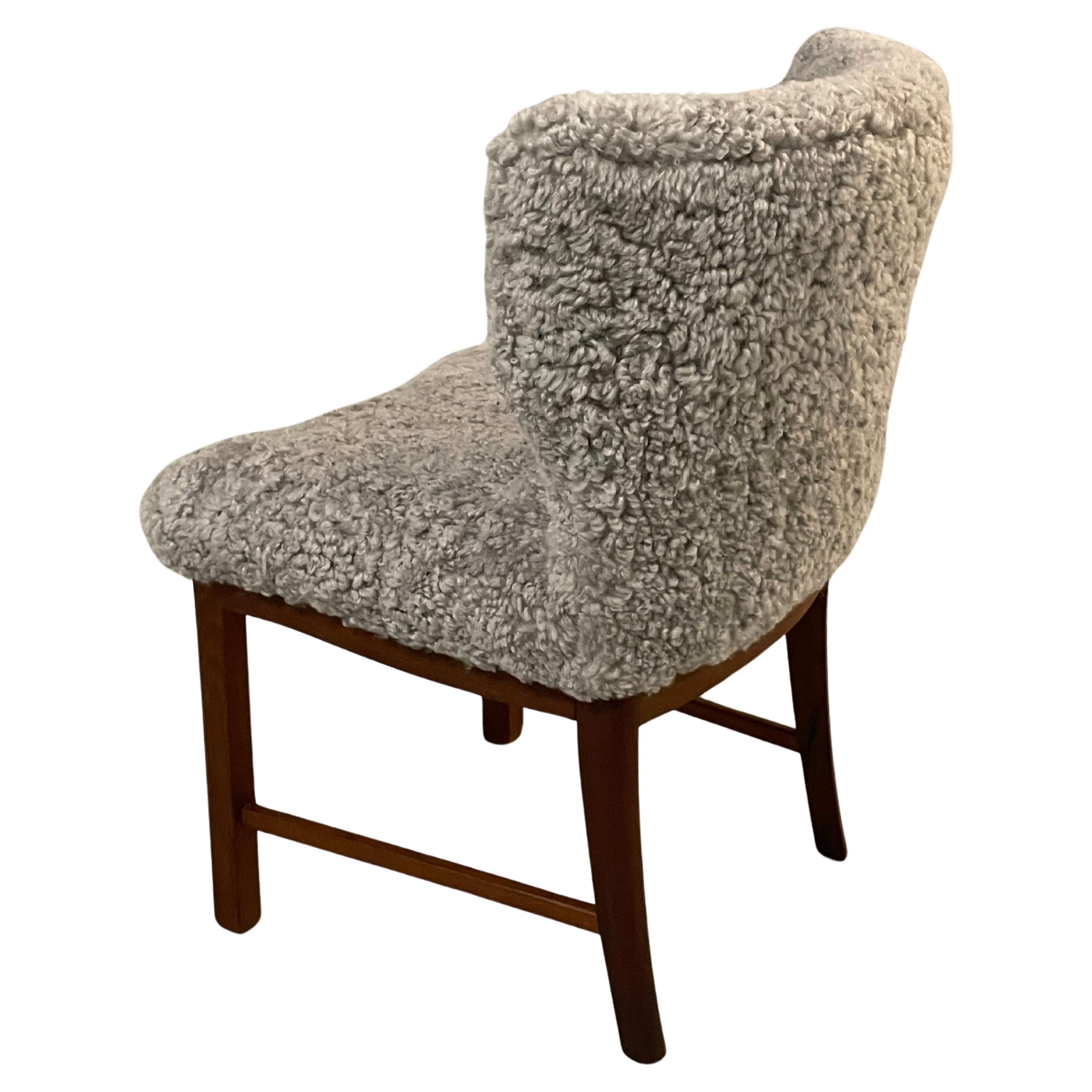 Ein sehr seltener Coktail oder Beistellstuhl, neu gepolstert mit grauem Schafsleder. Sehr elegantes und modernes Design. 