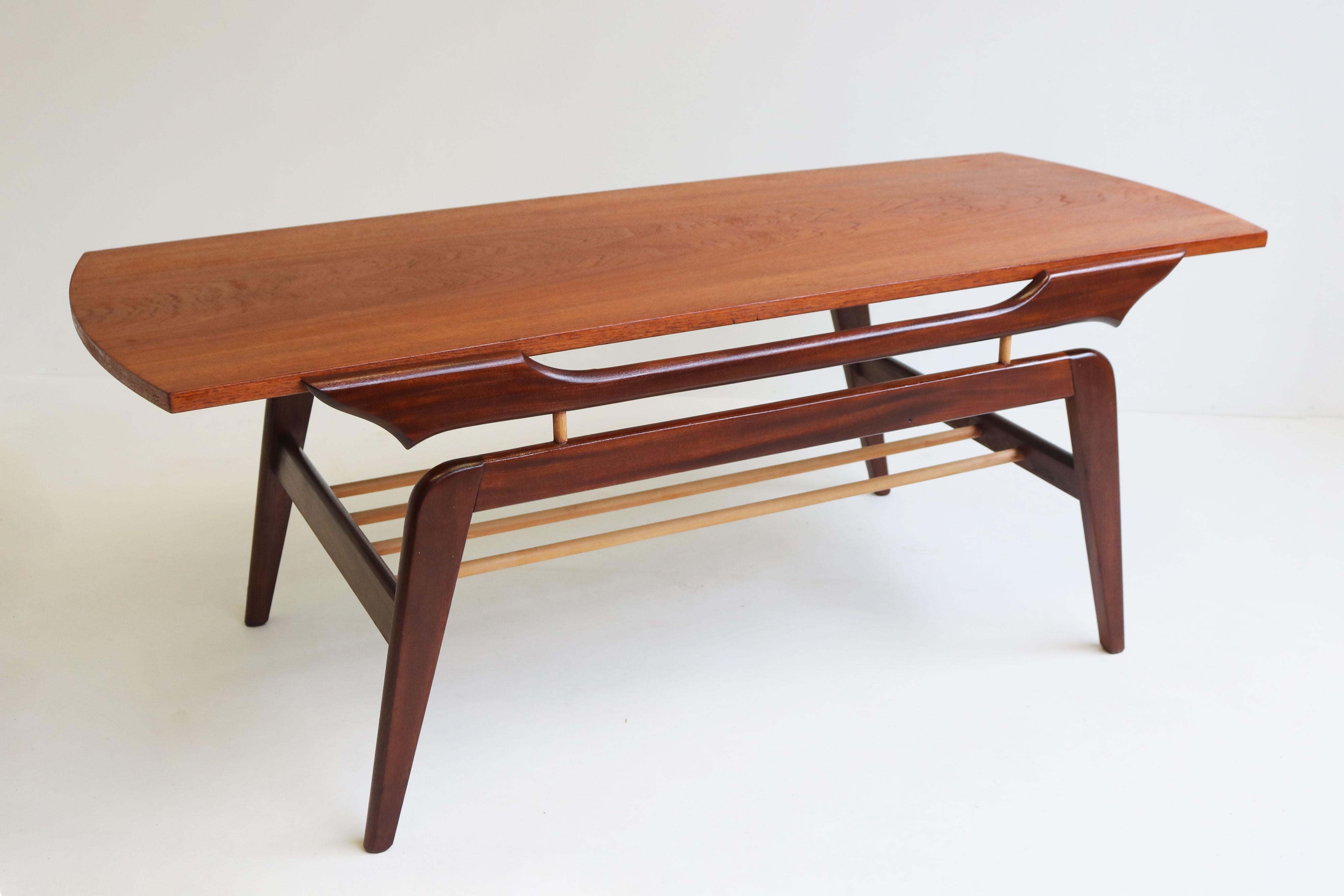 Gorgeous rare danish design mid-century coffee tabel with flip top. 
The top can be easily turned around from teak to white formica. 
The white side is water resistant for placing drinks and food. 
This makes the piece very practical and a popular