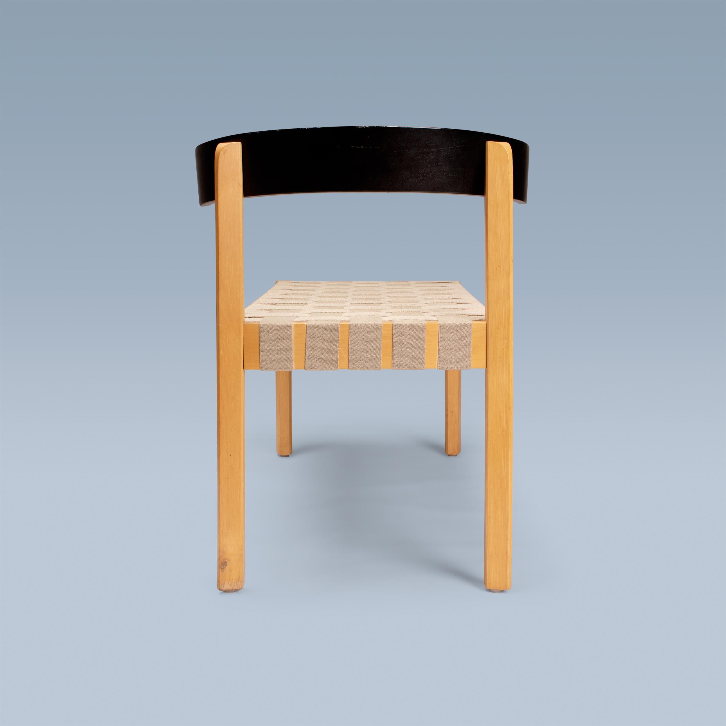 Einzigartige Stuhlbank aus dänischem Ahorn mit langem Sitz aus geflochtenem Segeltuch  (Leinwand) im Angebot