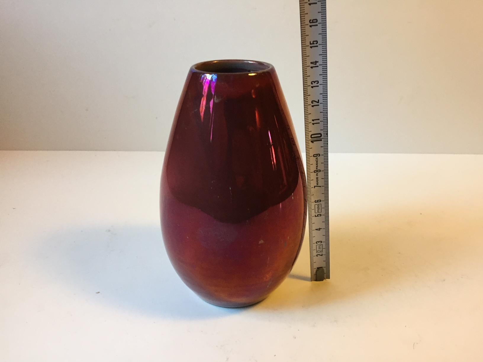Einzigartige Vase in tiefroter Glanzglasur. Sie stammt von einem dänischen Keramiker namens Øbo, der in den 1930er Jahren eine Zeit lang bei Michael Andersen & Son auf der Insel Bornholm arbeitete. Dieses Werk wurde in ihrem Atelier geschaffen. Die